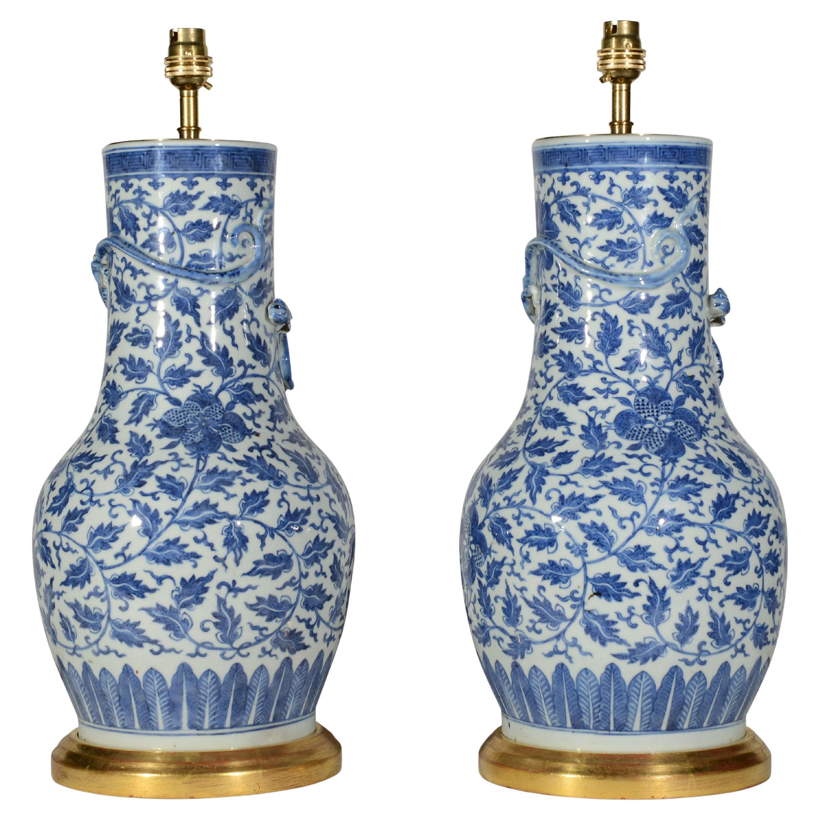 Lampe de table chinoise du XIXe siècle à feuillage bleu et blanc en vente