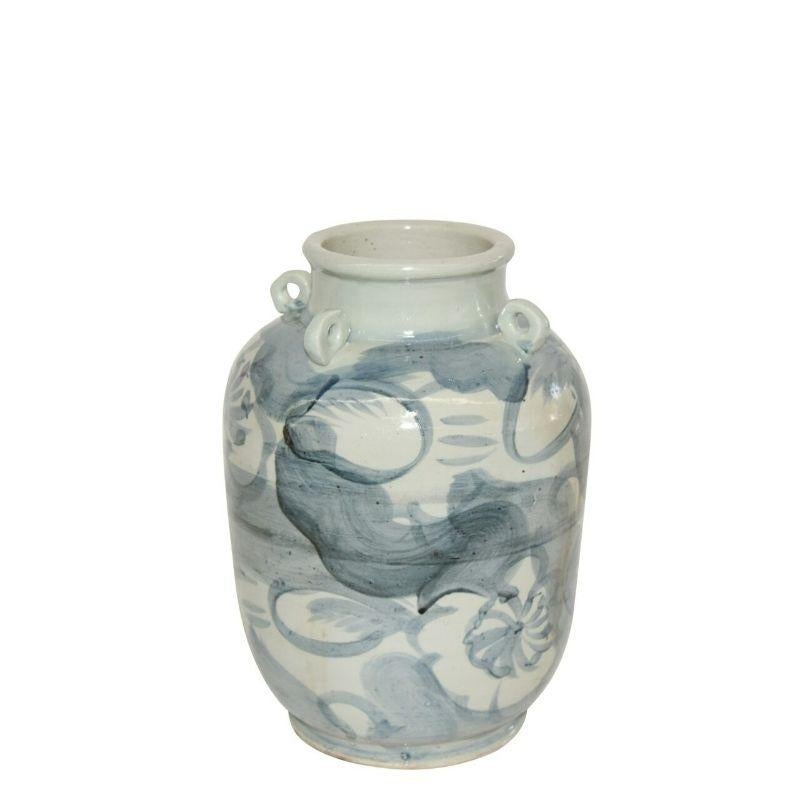 Chinois Pot à poignée à quatre boucles bleu et blanc à motif de fleur torsadé en vente