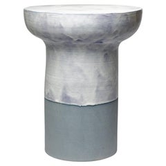 Tabouret ou table basse en céramique émaillée bleue et blanche de Mia Jensen, 2025.