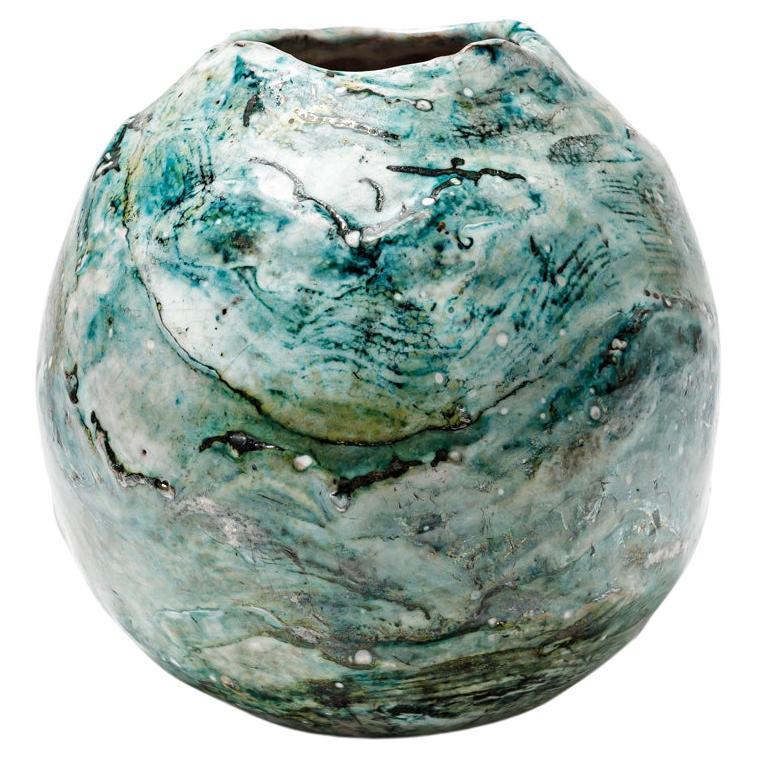 Blaue und weiß glasierte Keramikvase von Gisèle Buthod-Garçon, um 1980-1990 im Angebot