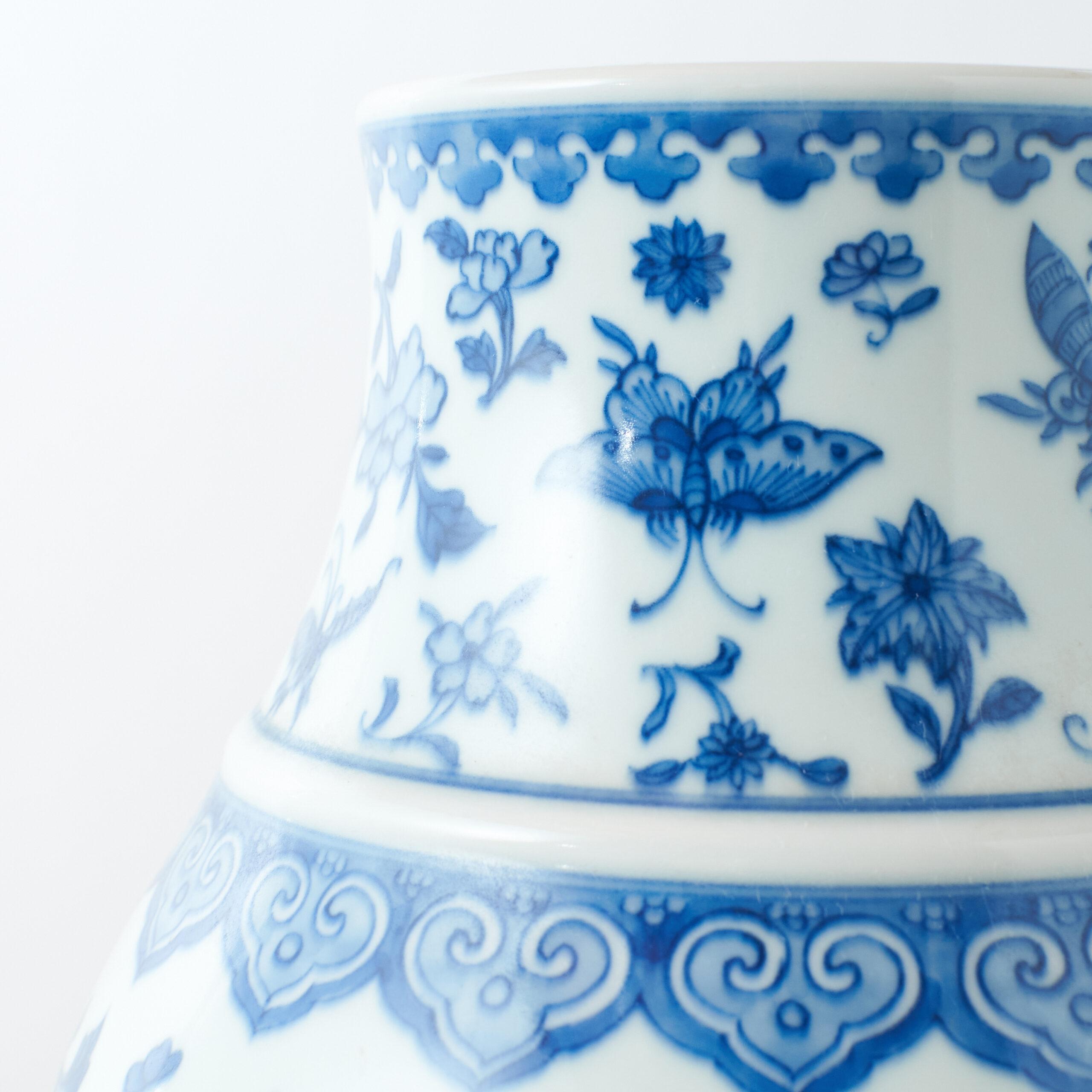 Blau-weiße Kugelvase mit Schmetterlingen und floralen Motiven, 20. Jahrhundert (Chinesisch) im Angebot