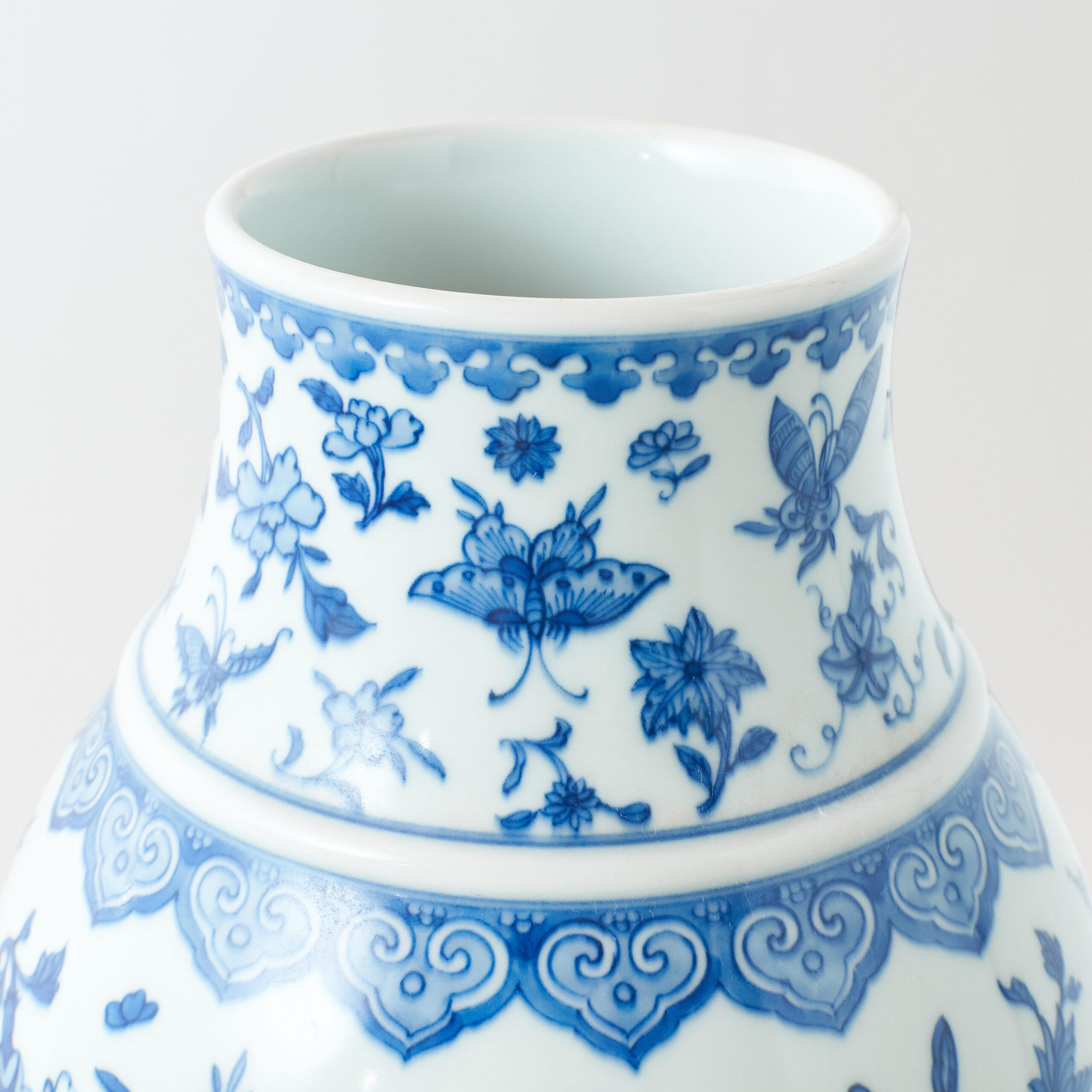 Blau-weiße Kugelvase mit Schmetterlingen und floralen Motiven, 20. Jahrhundert im Zustand „Gut“ im Angebot in San Francisco, CA