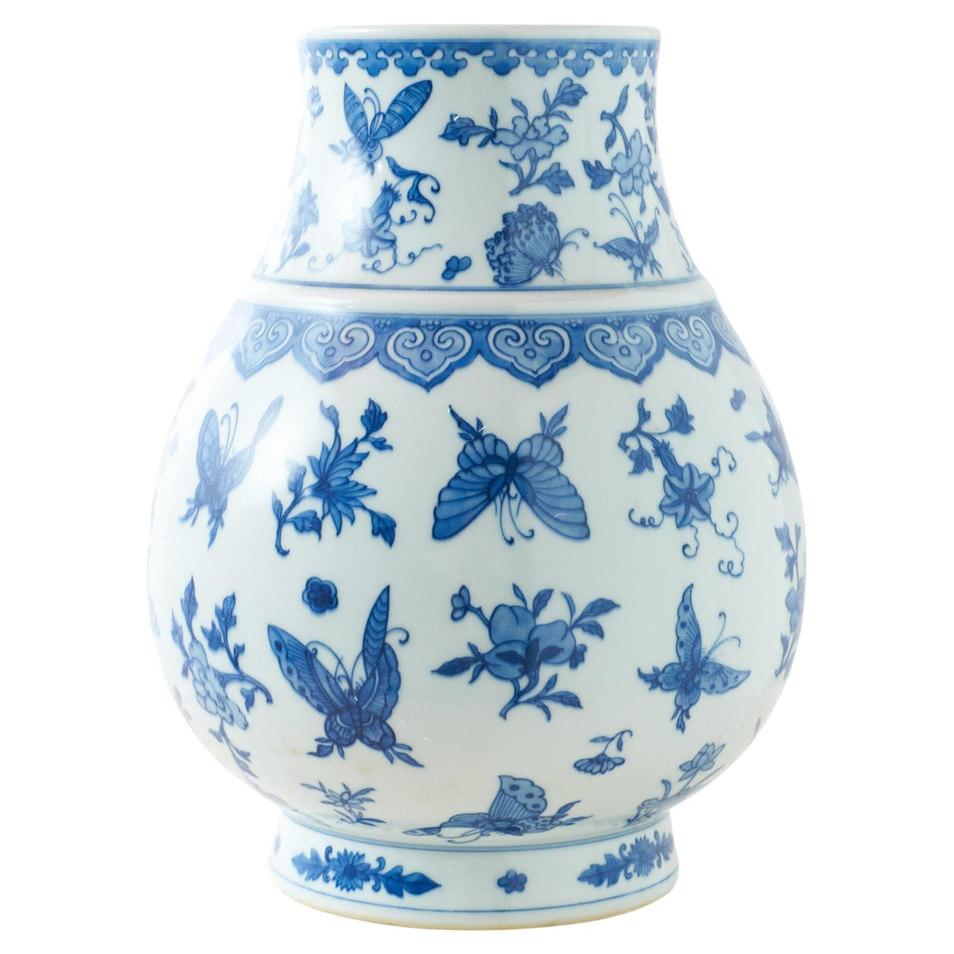 Blau-weiße Kugelvase mit Schmetterlingen und floralen Motiven, 20. Jahrhundert im Angebot