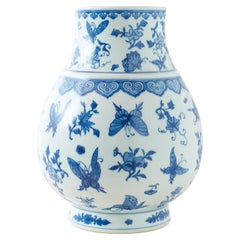 Jarrón globular azul y blanco con mariposas y motivos florales, Siglo XX