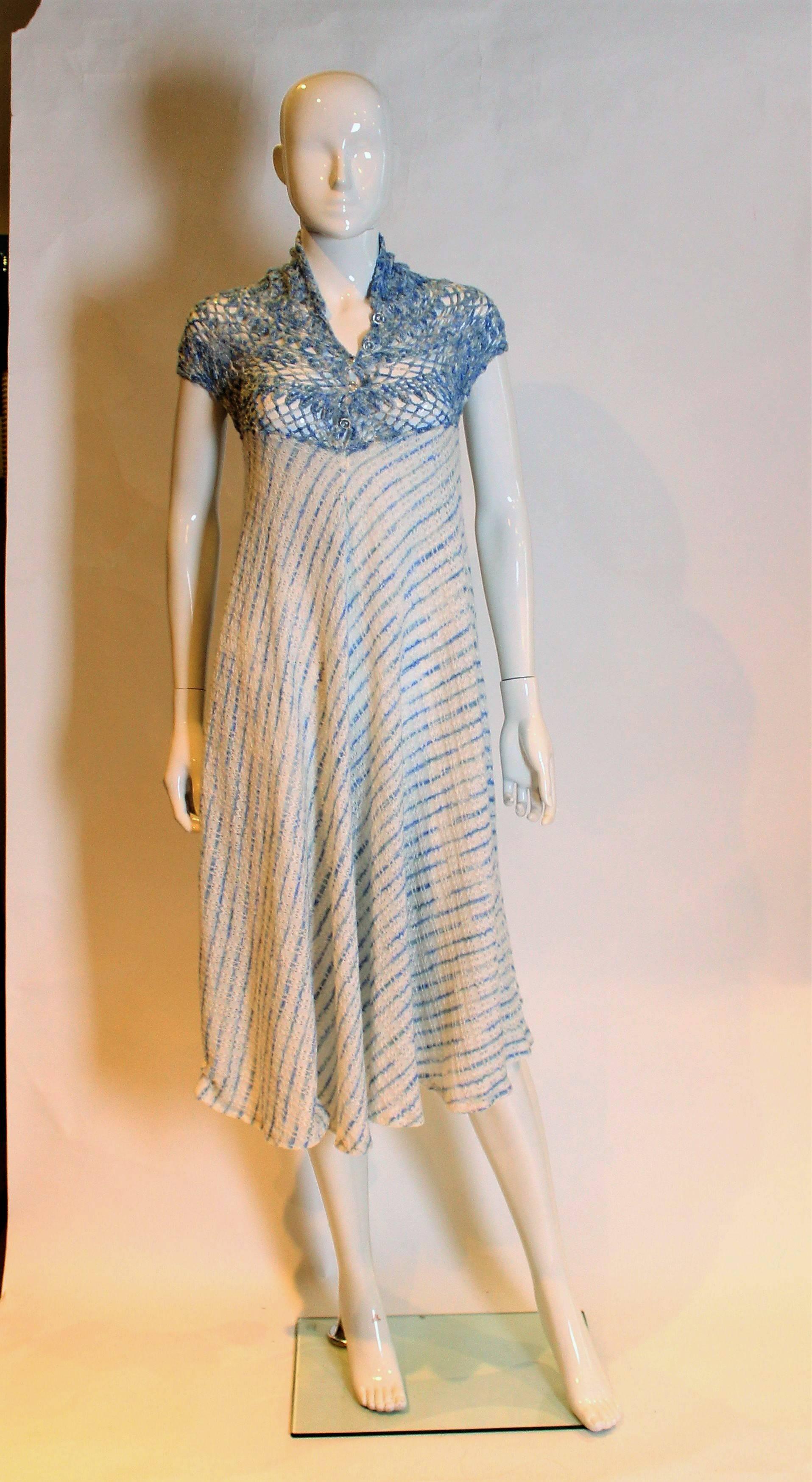 Ein tolles Kleid für den Sommer. Dieses Strickkleid hat ein blau-weißes Oberteil, das vorne mit 5 Knöpfen zu öffnen ist. Der Körper des Kleides ist eine A-Linie, die beim Gehen einen schönen Schwung gibt.