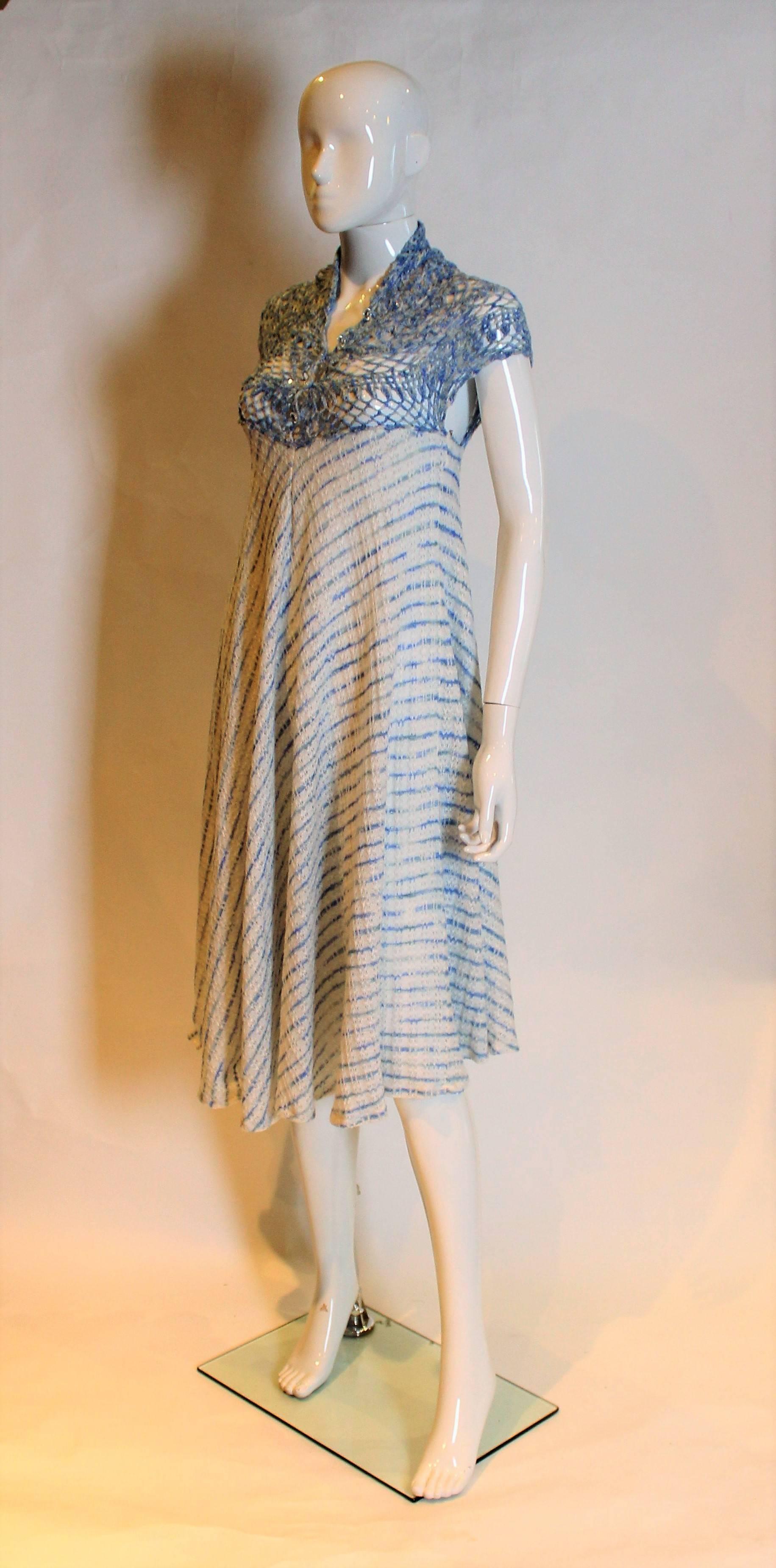 Blaues und weißes handgestricktes Kleid (Braun) im Angebot