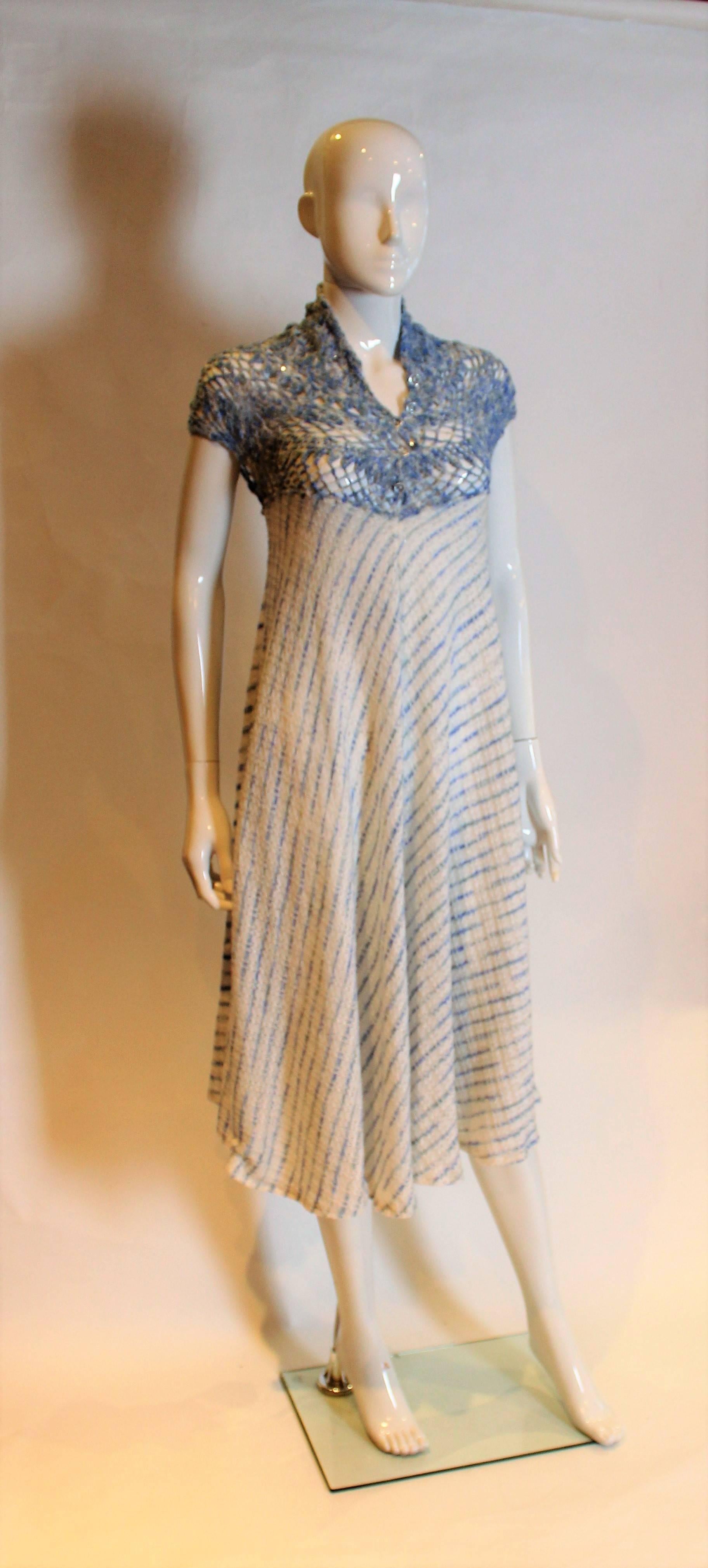 Blaues und weißes handgestricktes Kleid im Zustand „Hervorragend“ im Angebot in London, GB