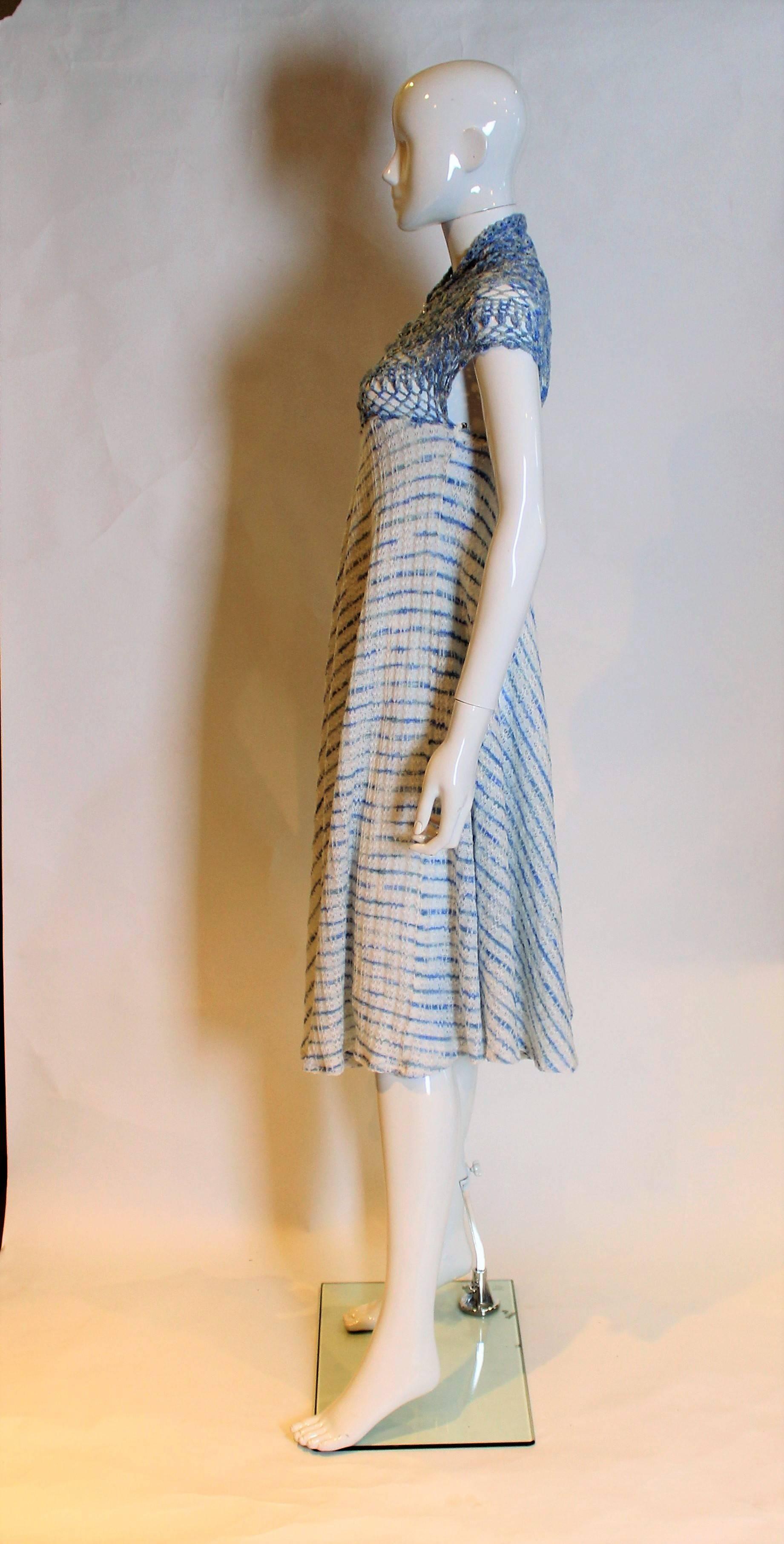 Blaues und weißes handgestricktes Kleid Damen im Angebot