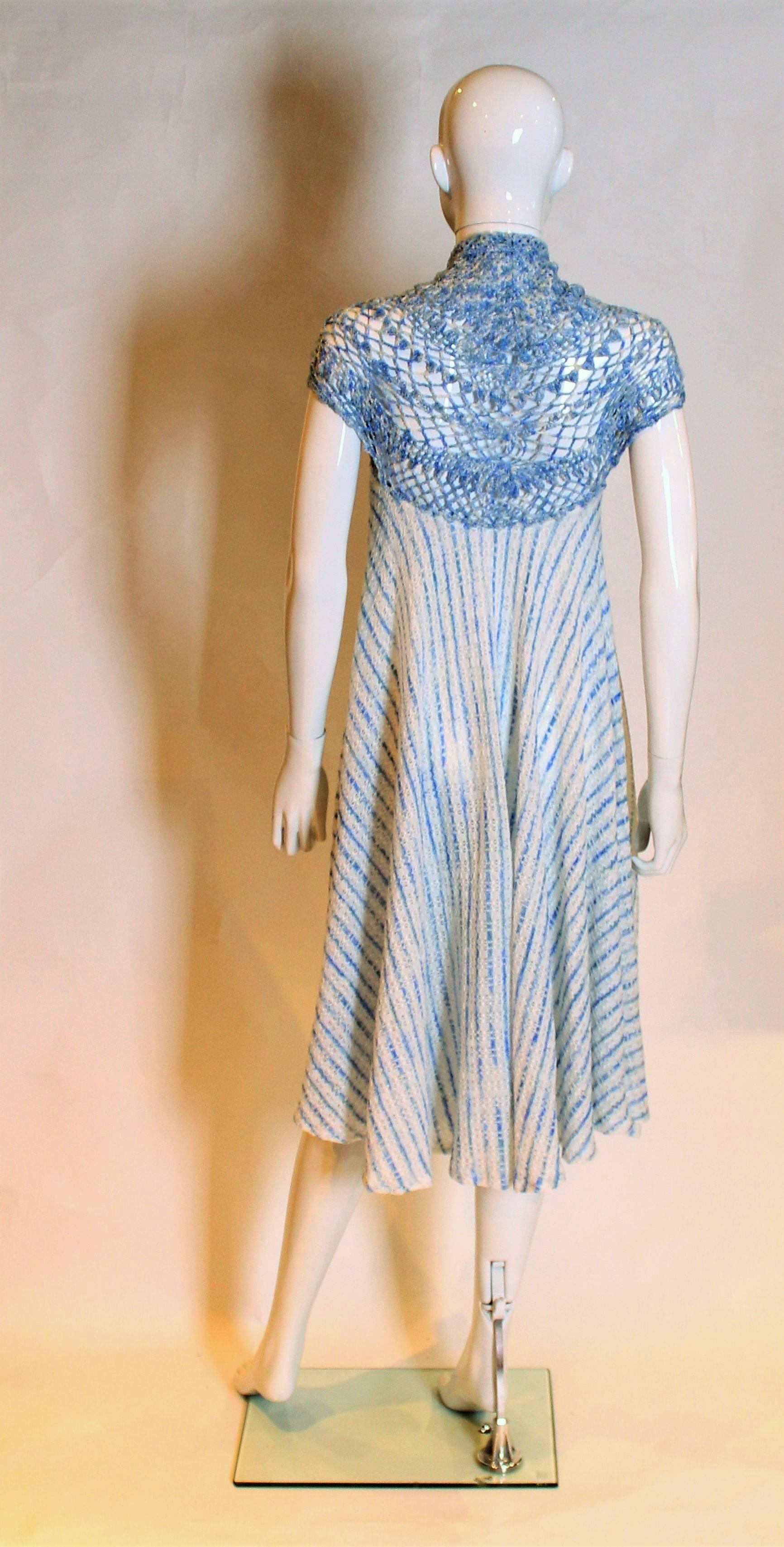 Blaues und weißes handgestricktes Kleid im Angebot 1