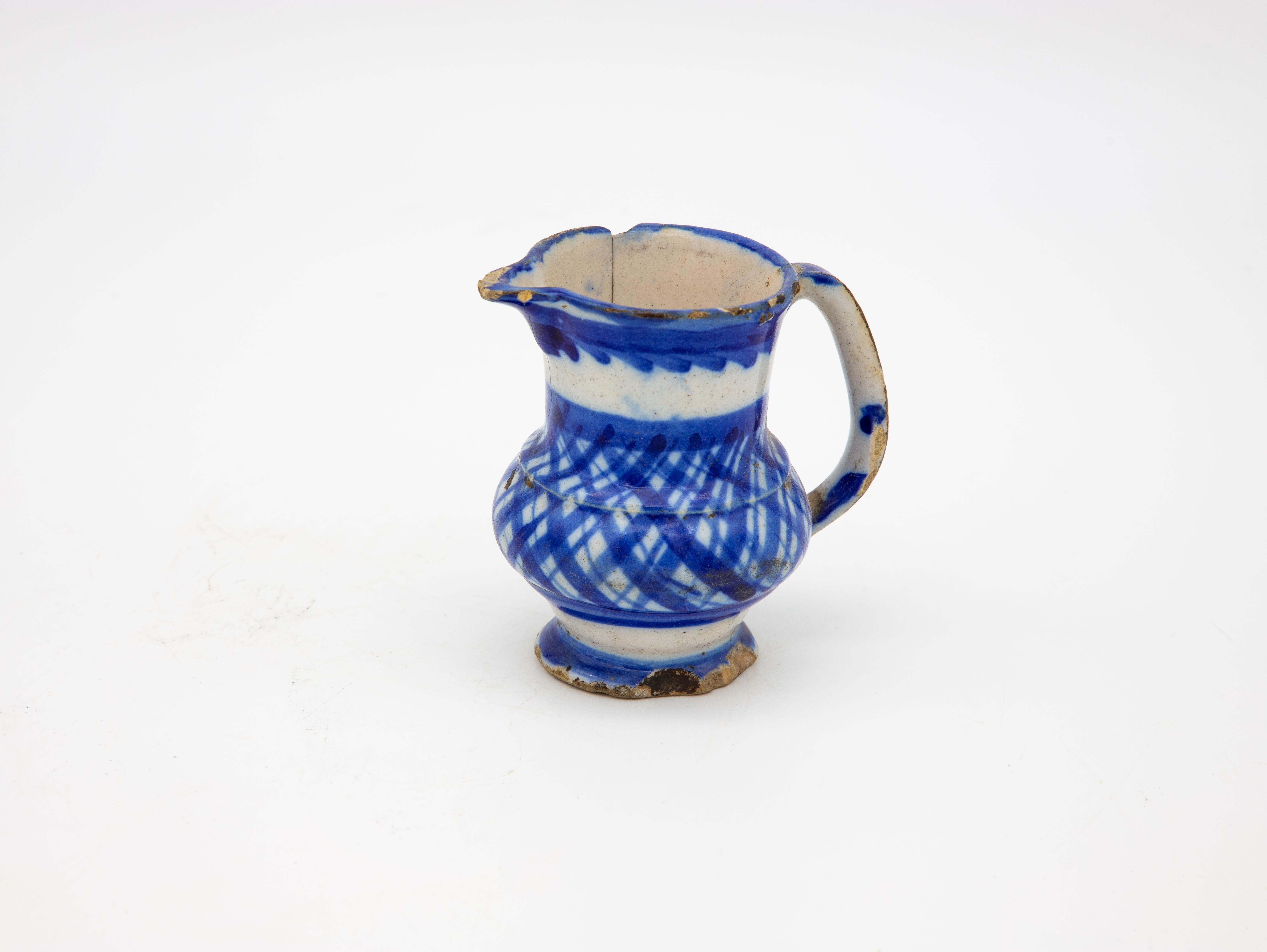20ième siècle Crémier à motif de chapeau bleu et blanc en vente
