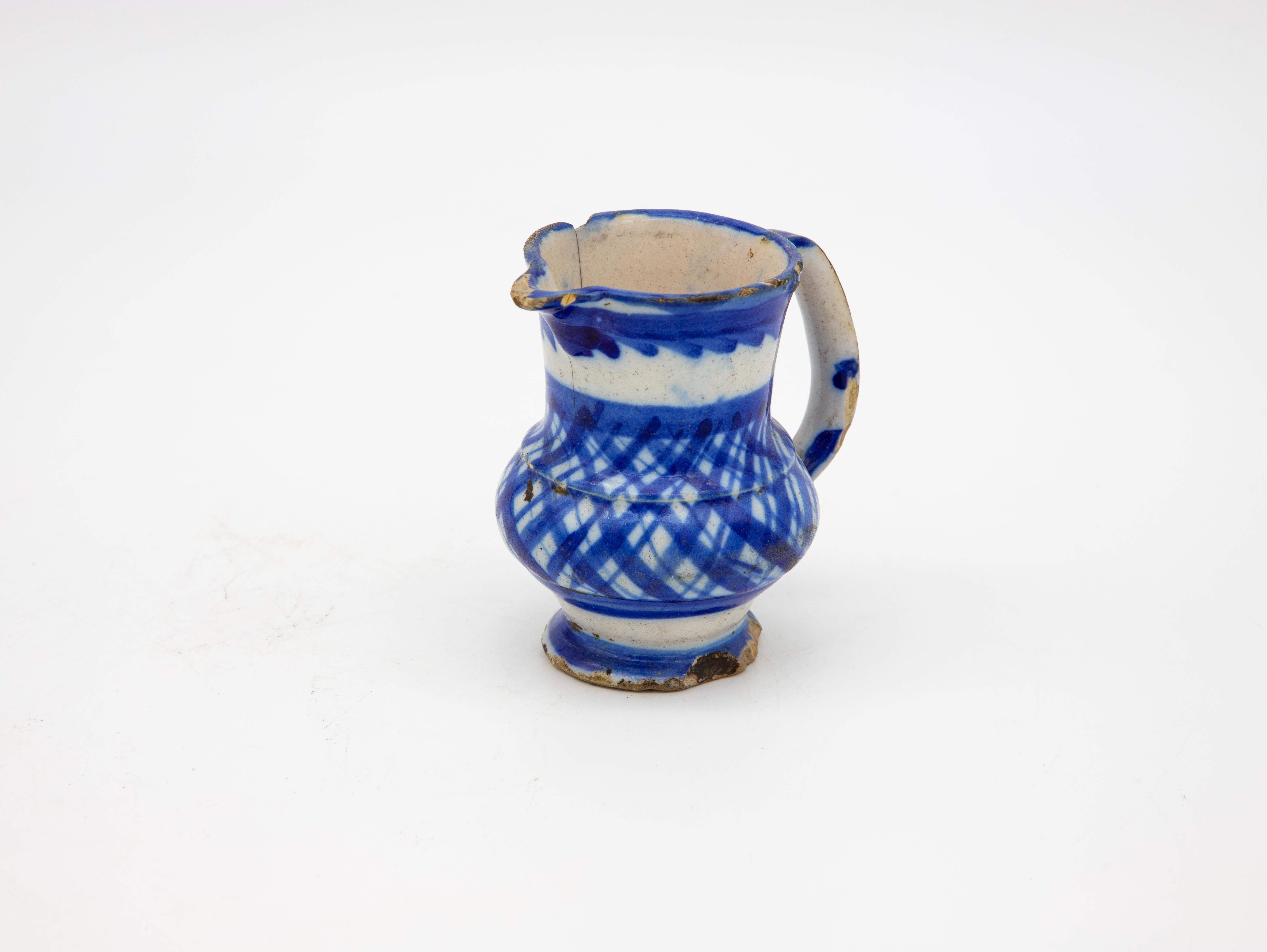 Céramique Crémier à motif de chapeau bleu et blanc en vente