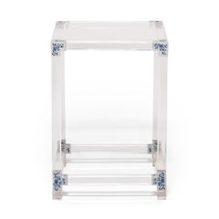 Table d'appoint invisible bleue et blanche par July Zhou