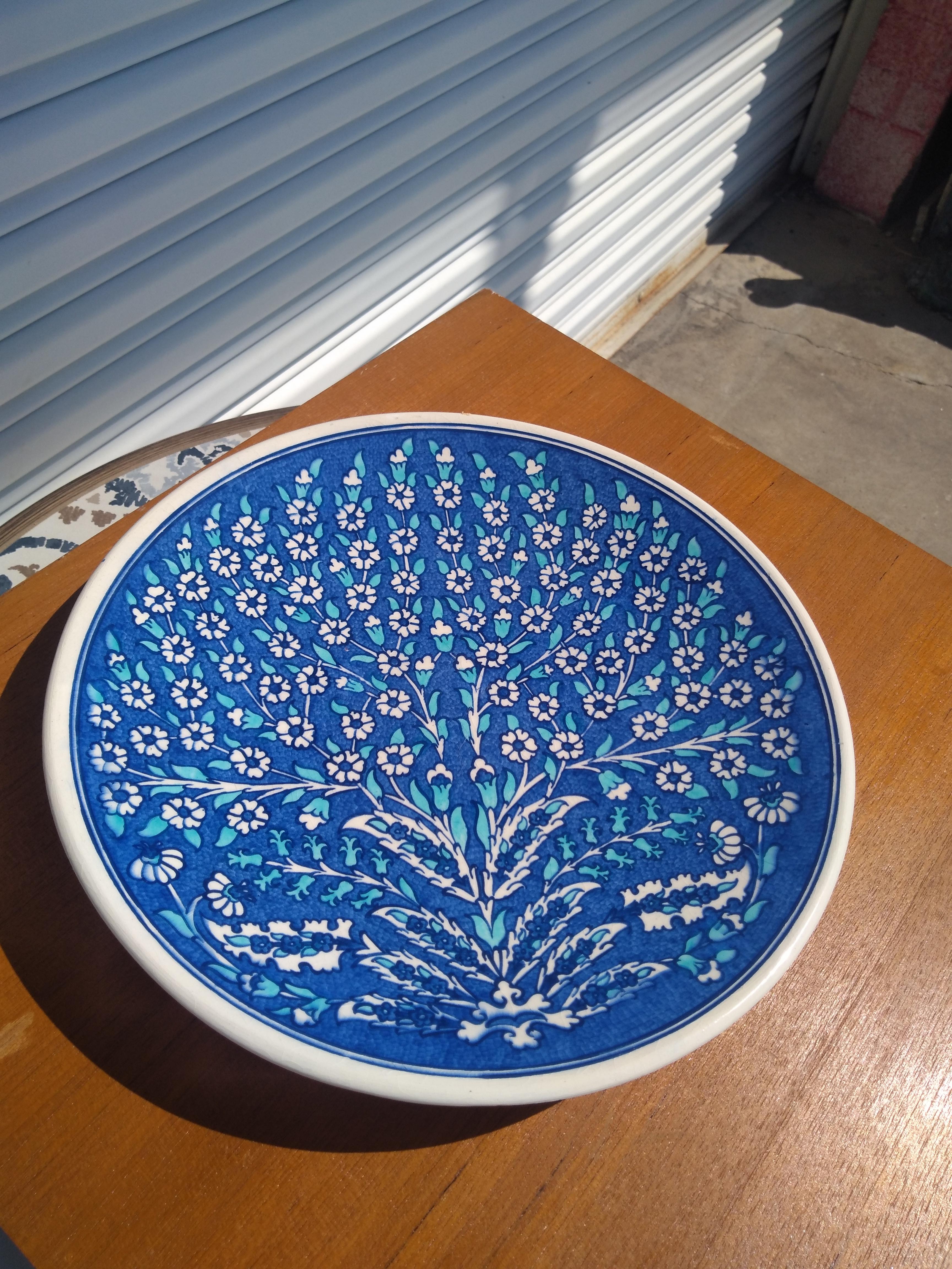 Piatto Iznik Tree Of Life blu e bianco di Buecu Gini In condizioni buone in vendita a Pasadena, TX