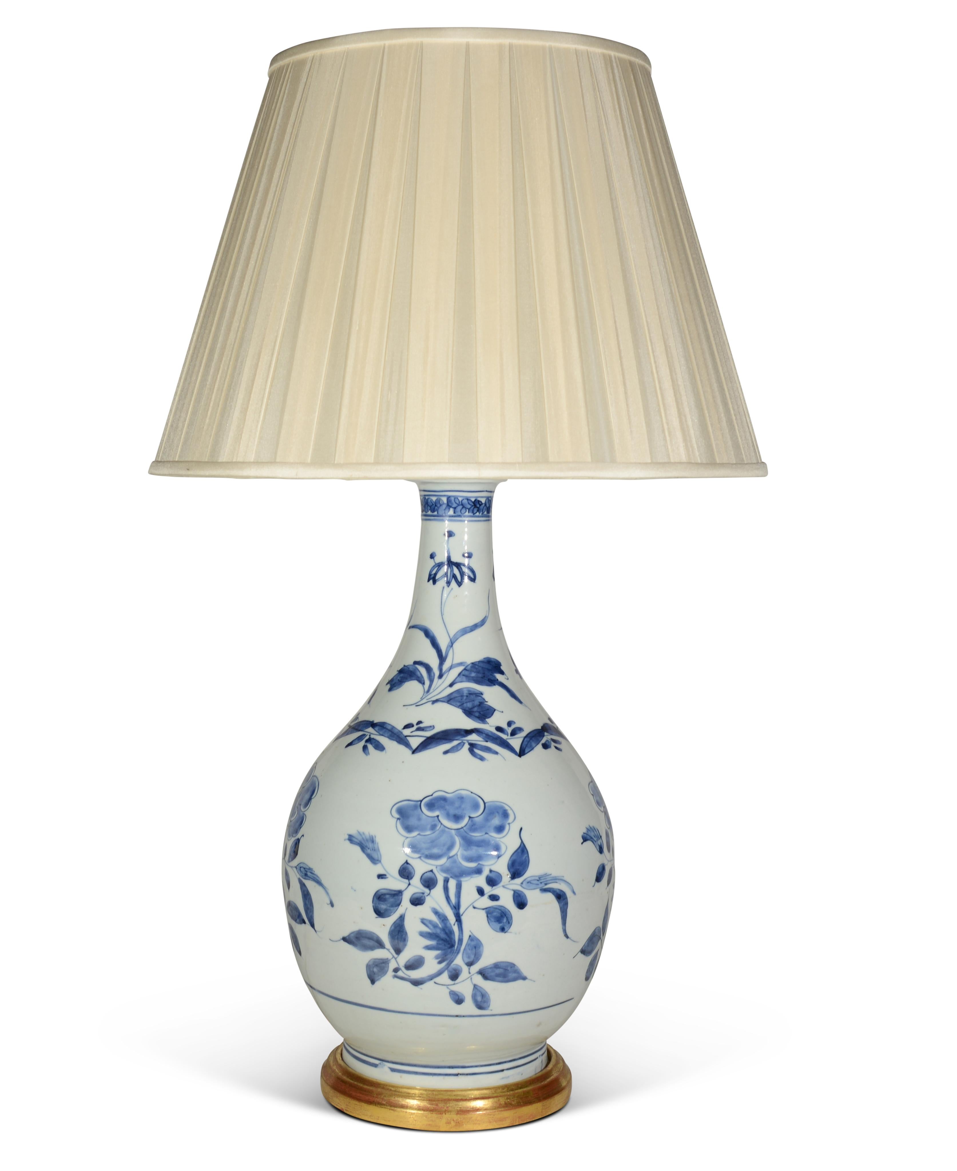 Lámpara de mesa de porcelana antigua Arita japonesa azul y blanca de mediados del siglo XVII Glaseado en venta