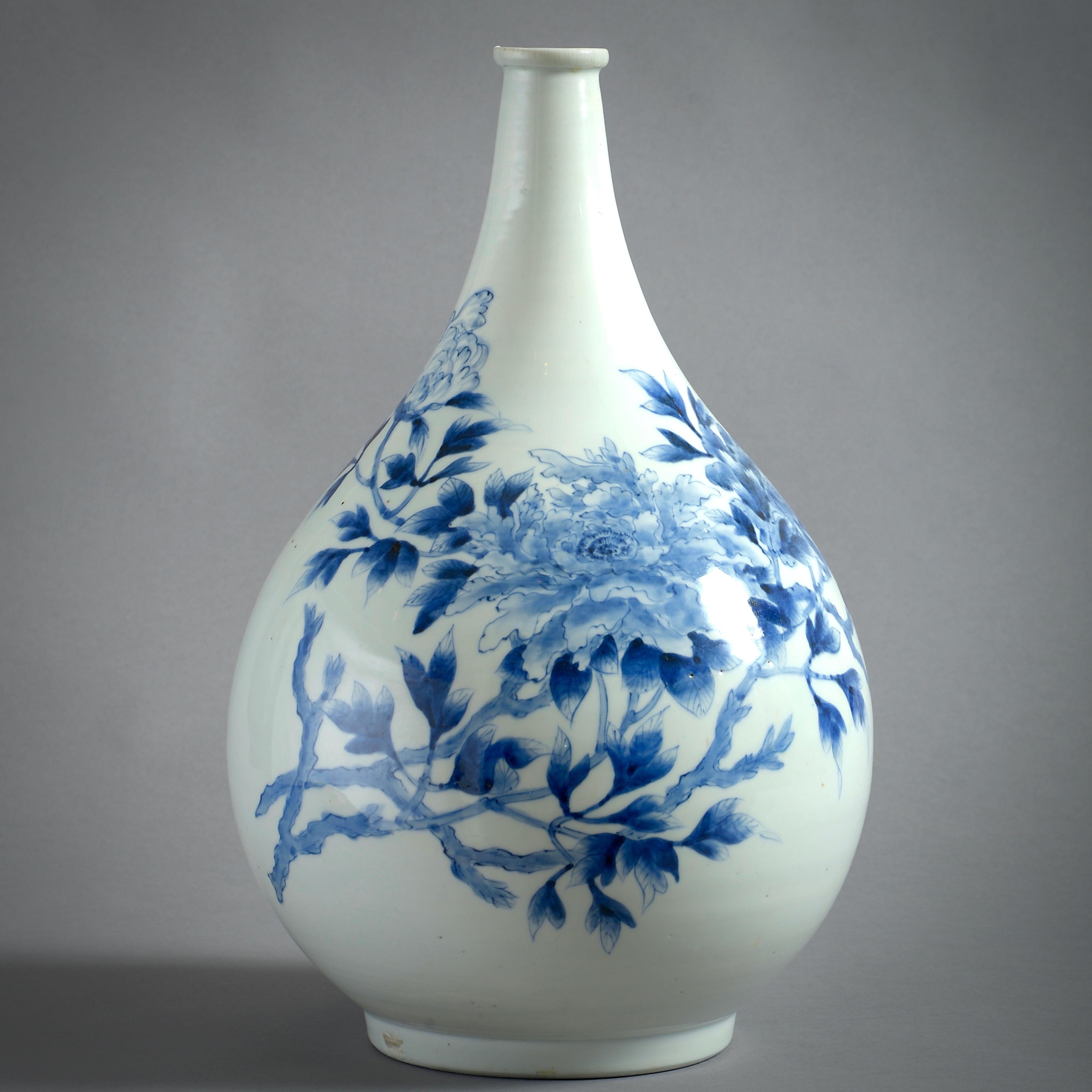 Jarrón botella japonés azul y blanco, Periodo Meiji en Bueno estado para la venta en London, GB