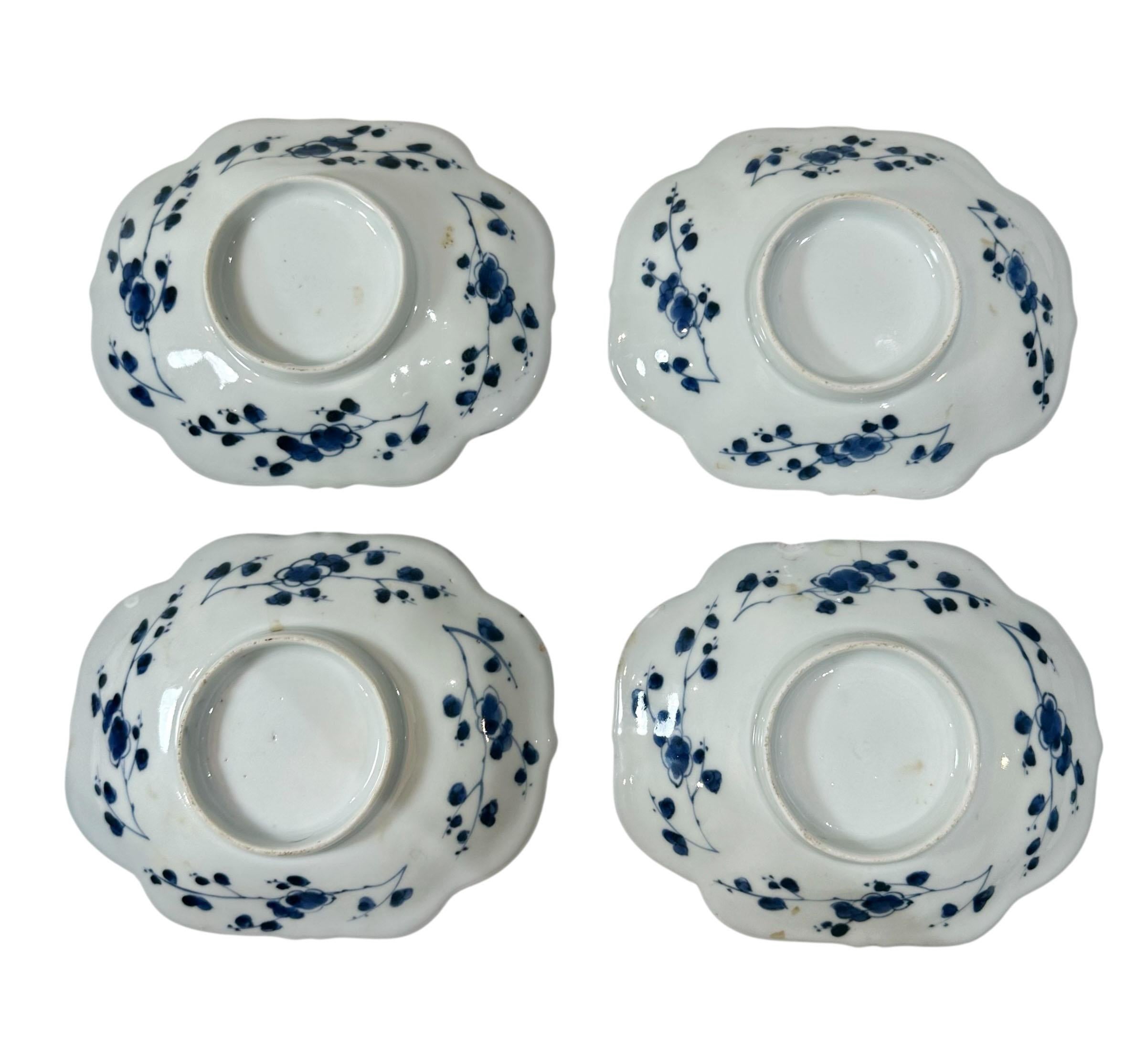 Vaisselle japonaise bleue et blanche - Lot de quatre Bon état - En vente à Tampa, FL