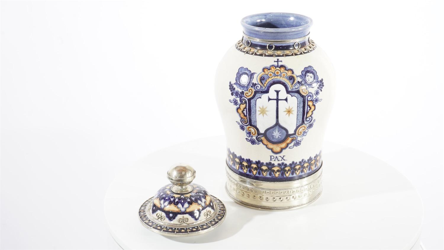 Blue and White Jar, Ceramic and White Metal ‘Alpaca’, Handmade (Mexikanisch)