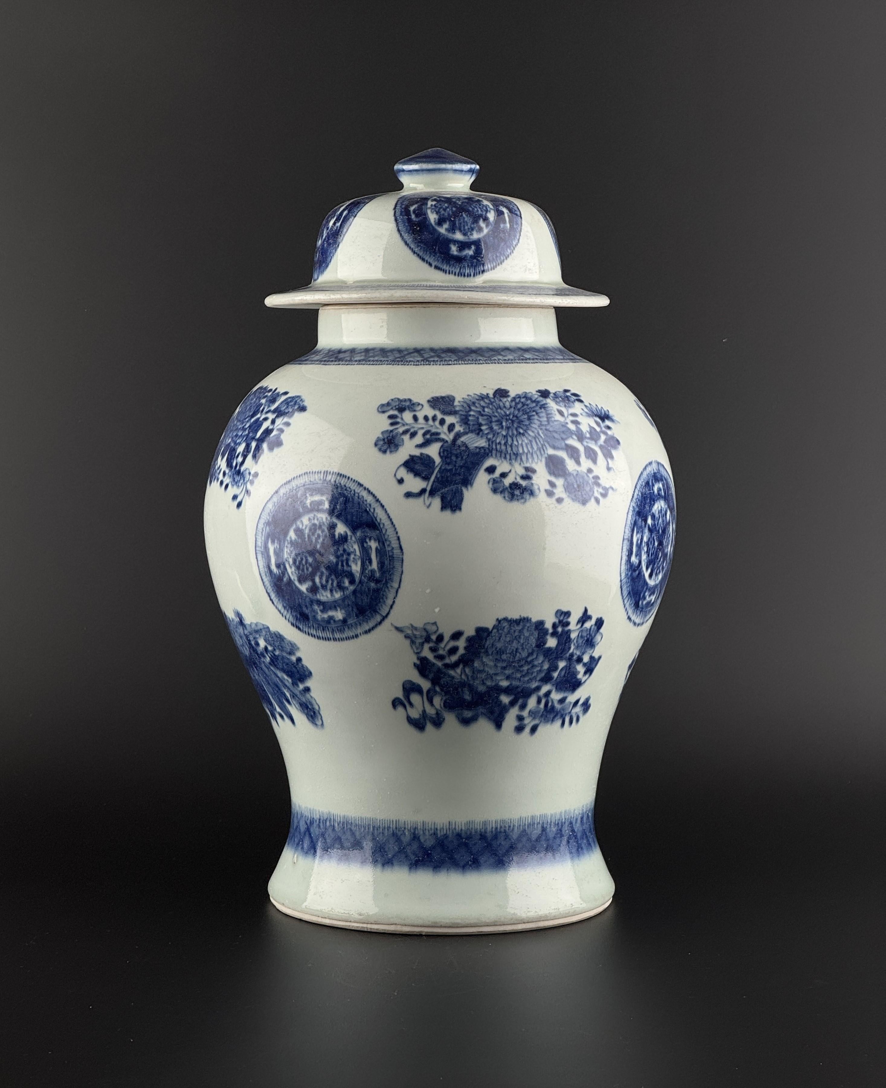 Qing Jarre bleue et blanche à motif de trésors multiples, milieu-fin de la période Whiting en vente