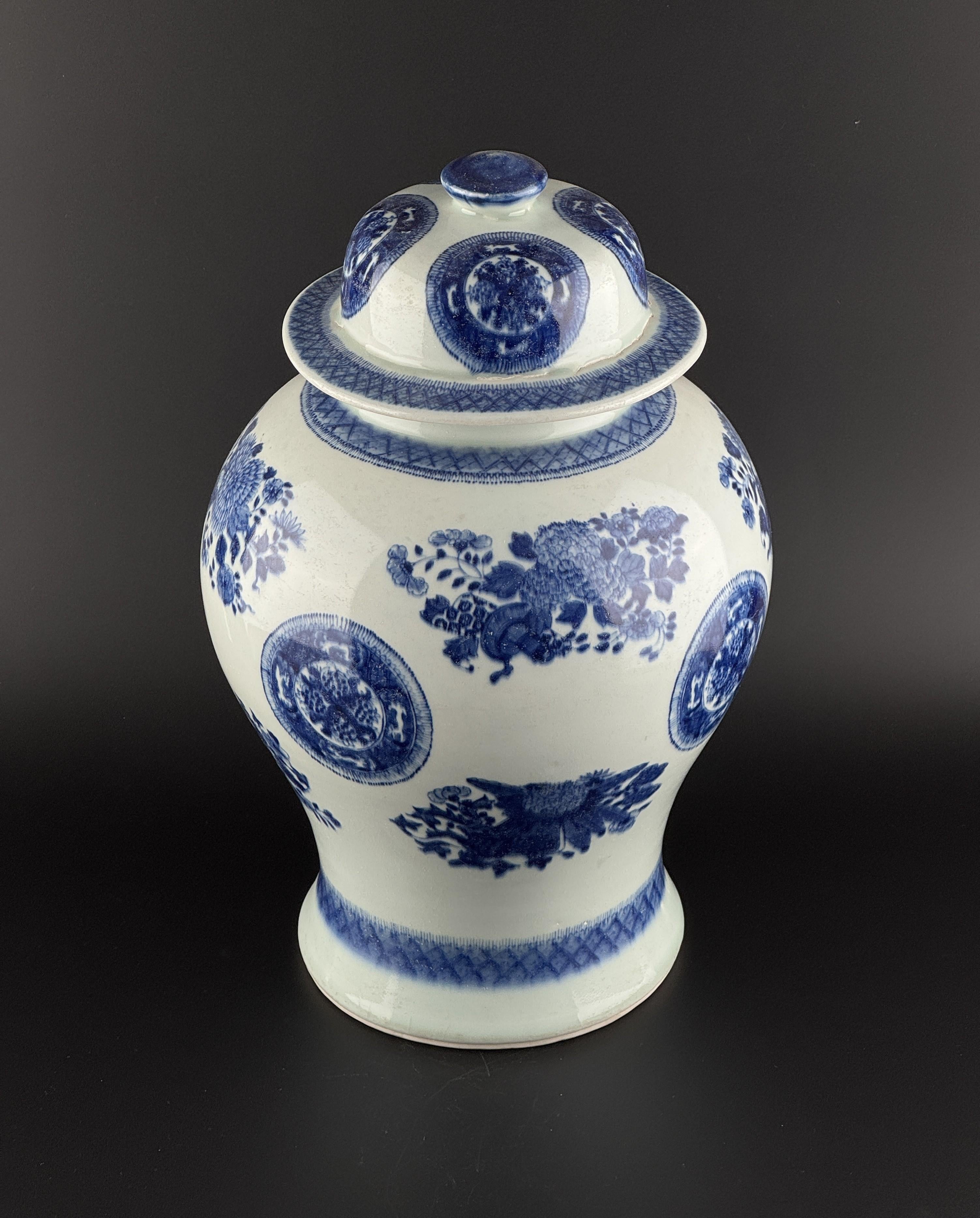 Jarre bleue et blanche à motif de trésors multiples, milieu-fin de la période Whiting Bon état - En vente à seoul, KR