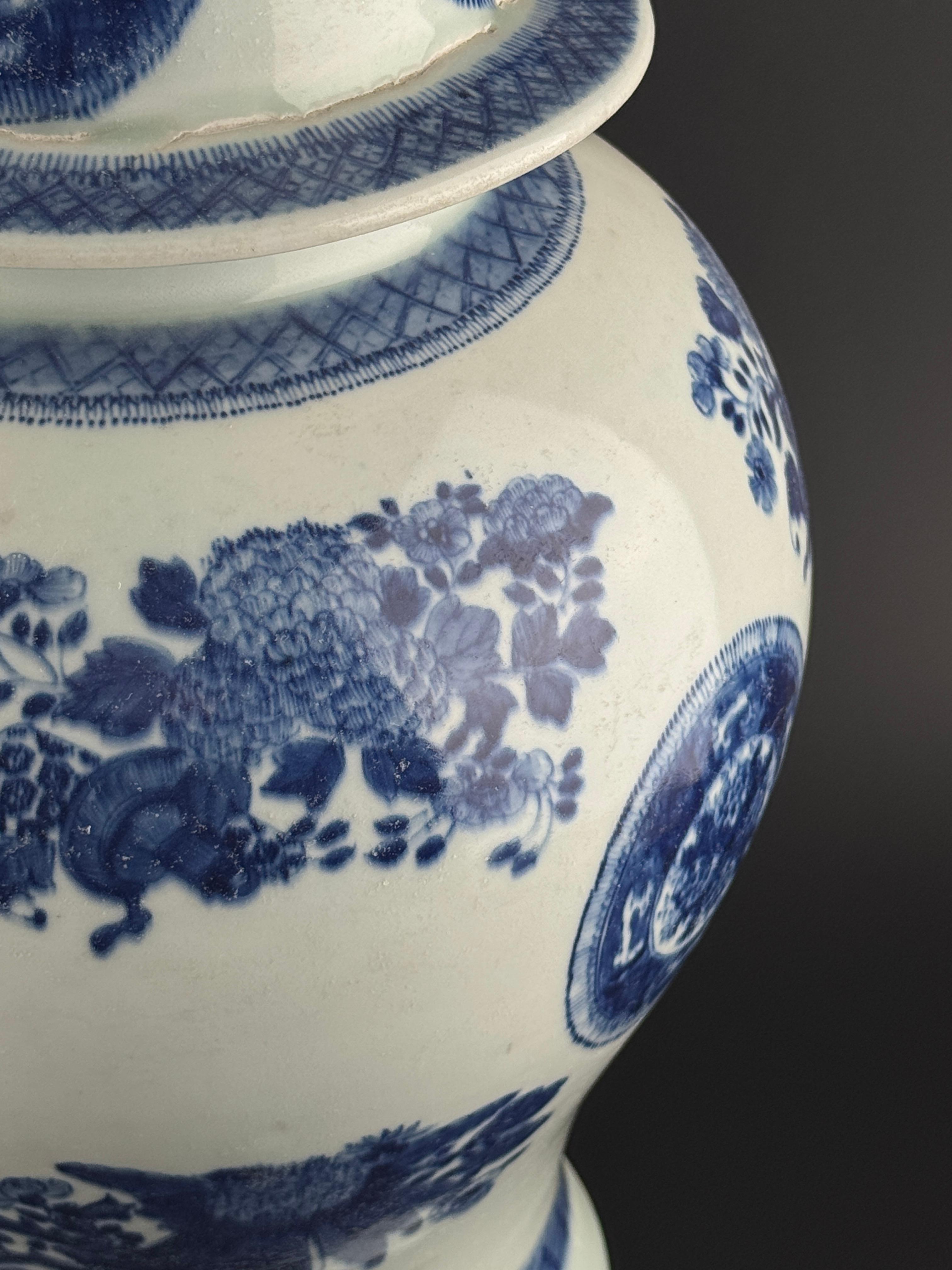 XIXe siècle Jarre bleue et blanche à motif de trésors multiples, milieu-fin de la période Whiting en vente
