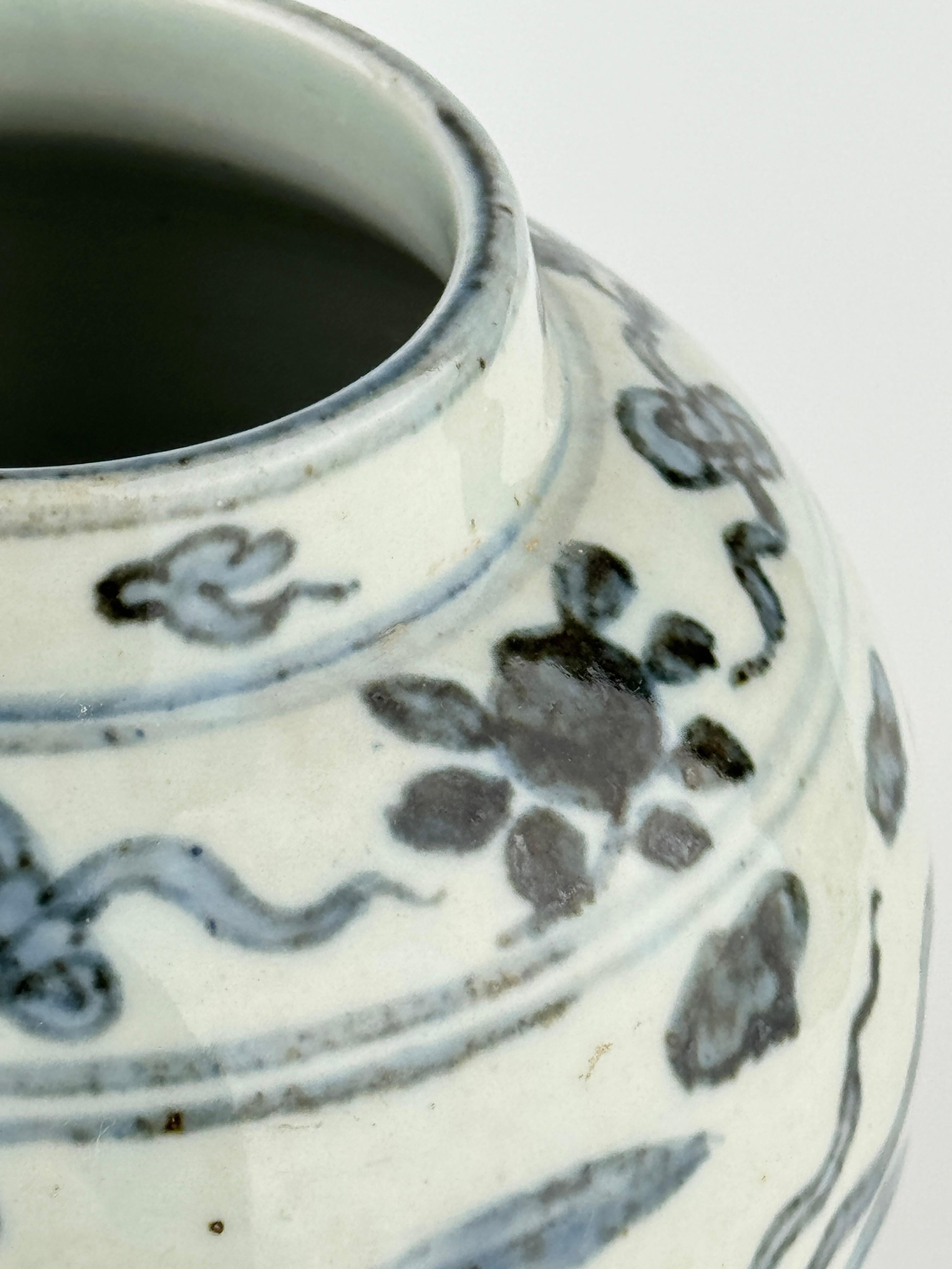 Jarras azules y blancas con un fénix entre nubes, mediados de la dinastía Ming tardía en venta 7