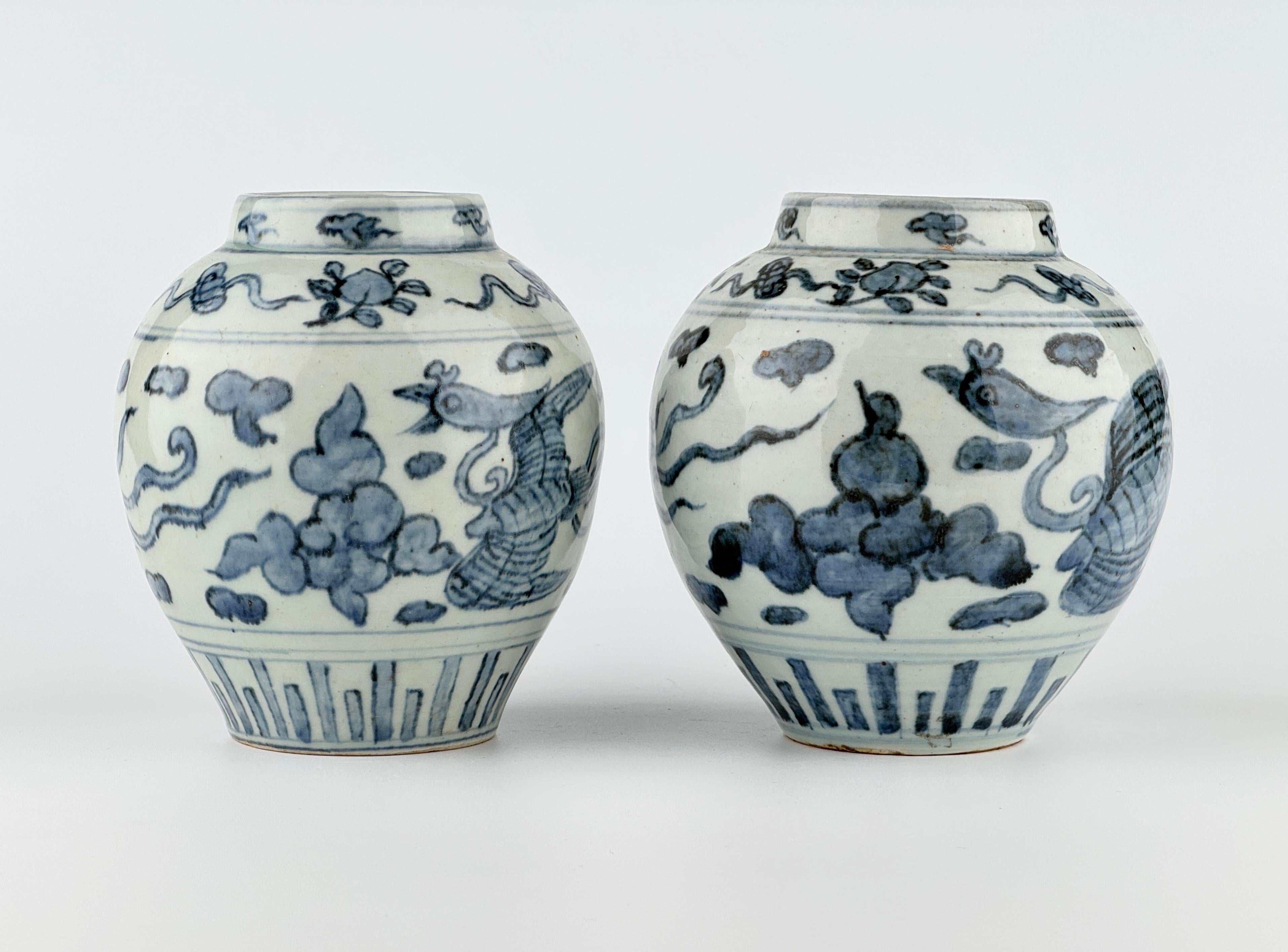 Jarras azules y blancas con un fénix entre nubes, mediados de la dinastía Ming tardía siglo XVIII y antes en venta