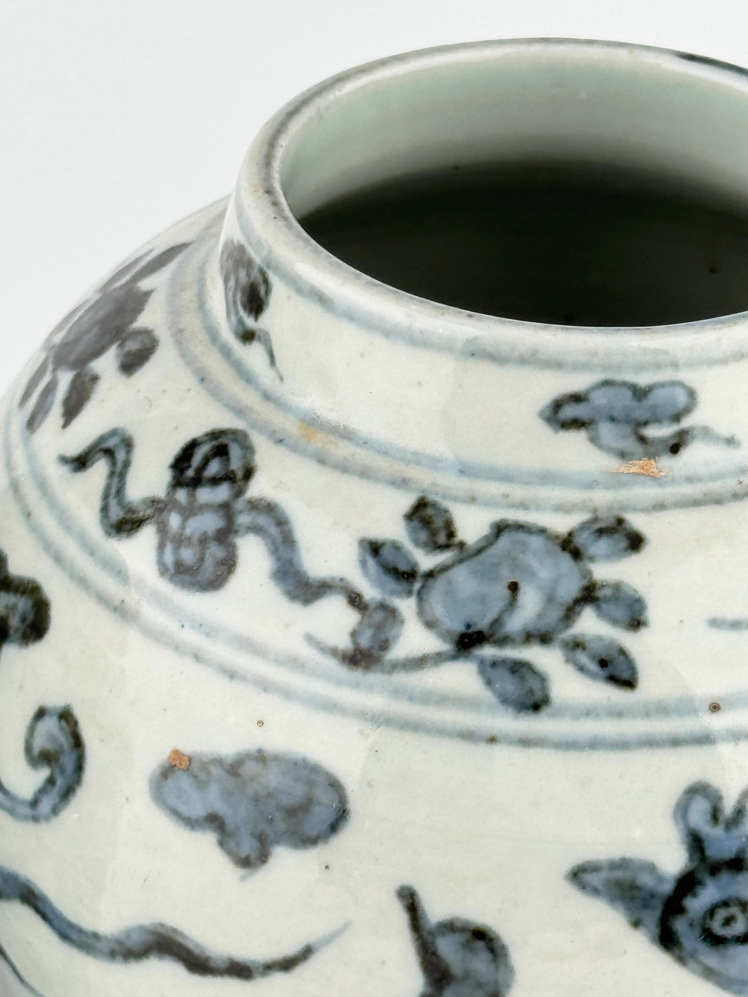 Jarras azules y blancas con un fénix entre nubes, mediados de la dinastía Ming tardía en venta 2