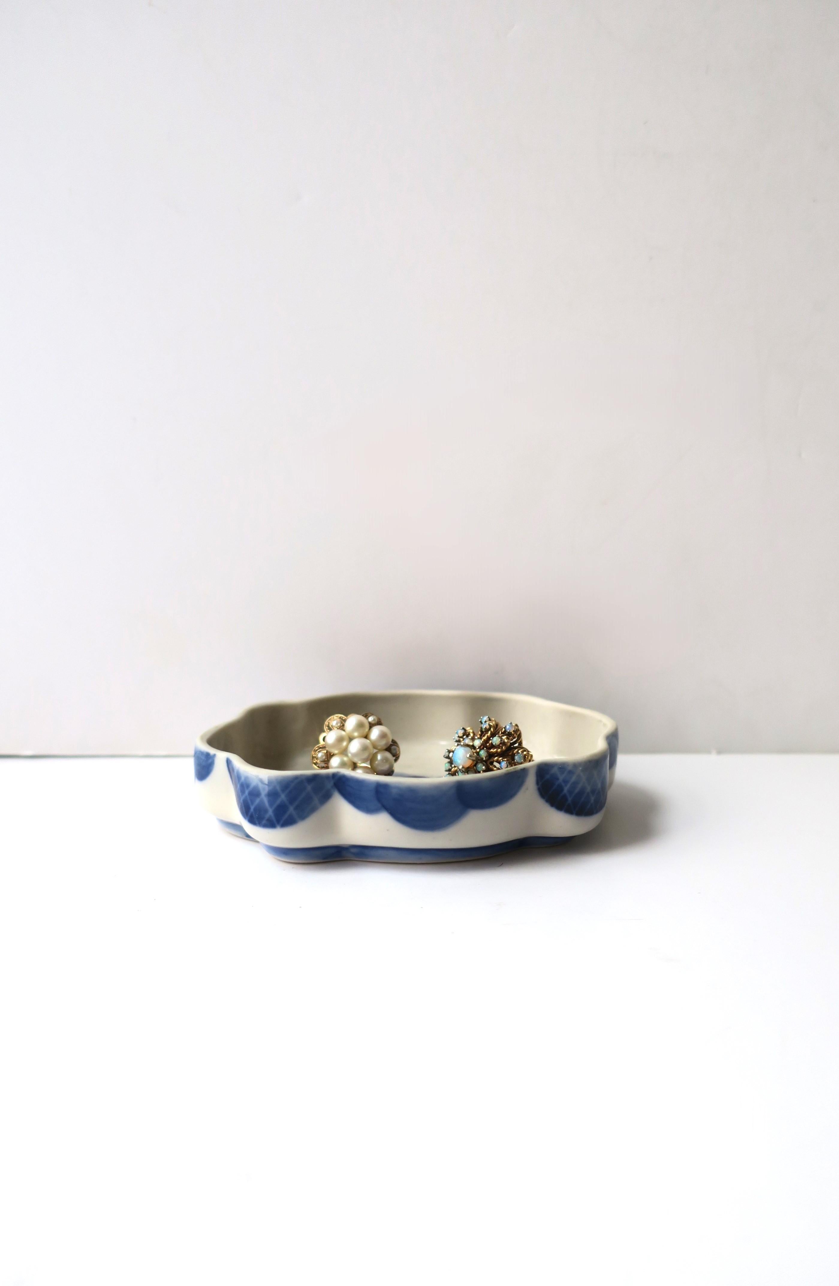 Blue and White Jewelry Dish In Good Condition For Sale In New York, NY