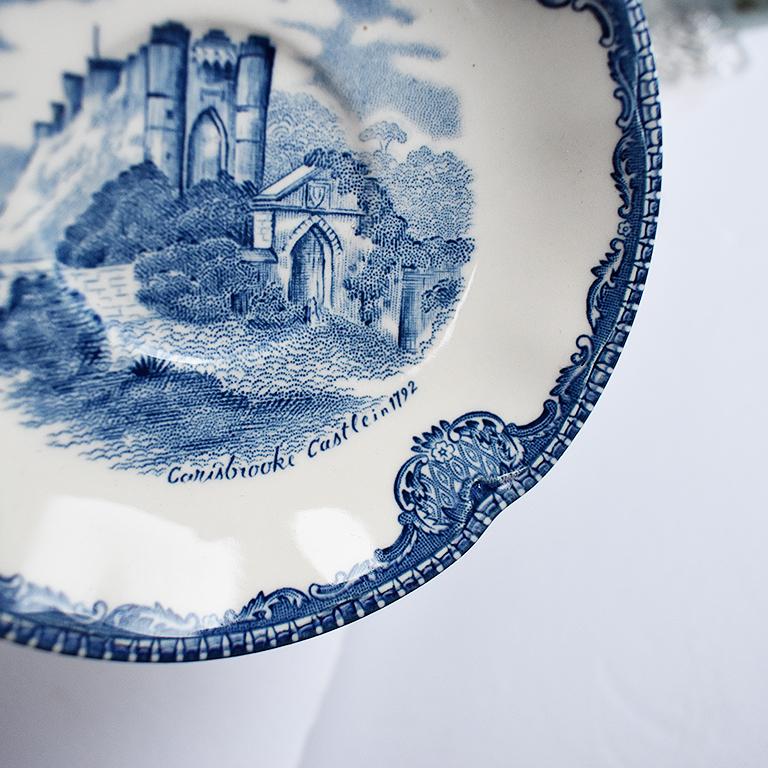 Petite assiette ou soucoupe décorative bleue et blanche de Jonson Brothers. De forme circulaire avec des bords pincés, cette assiette représente une scène du château de Carisbrooke en Angleterre en 1792.
