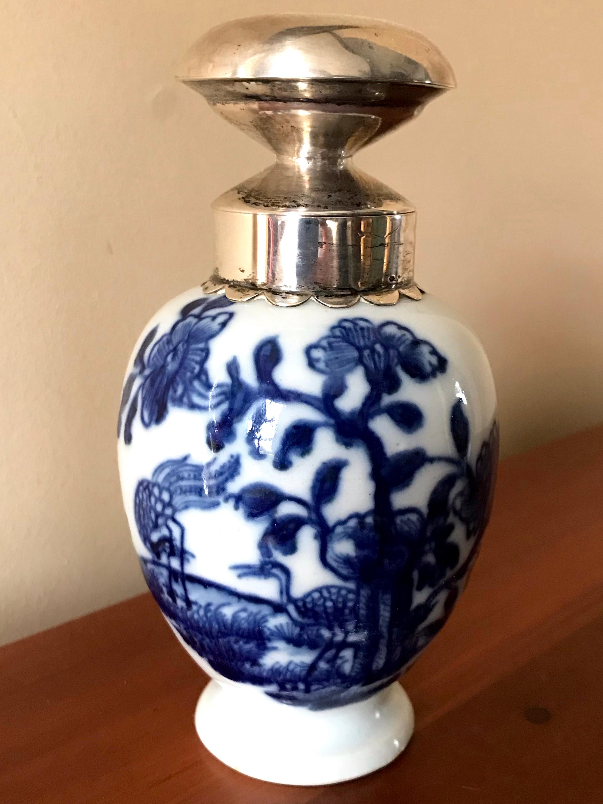 Chinoiseries Boîte à thé Kang-xi bleue et blanche avec bouchon en argent en vente