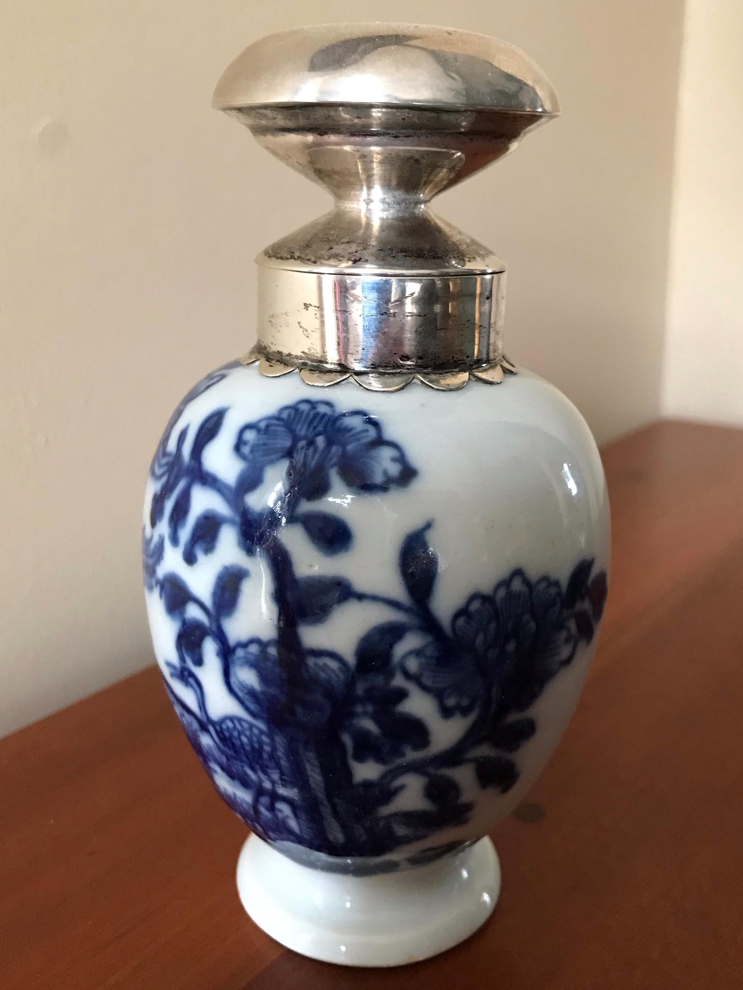 Chinois Boîte à thé Kang-xi bleue et blanche avec bouchon en argent en vente