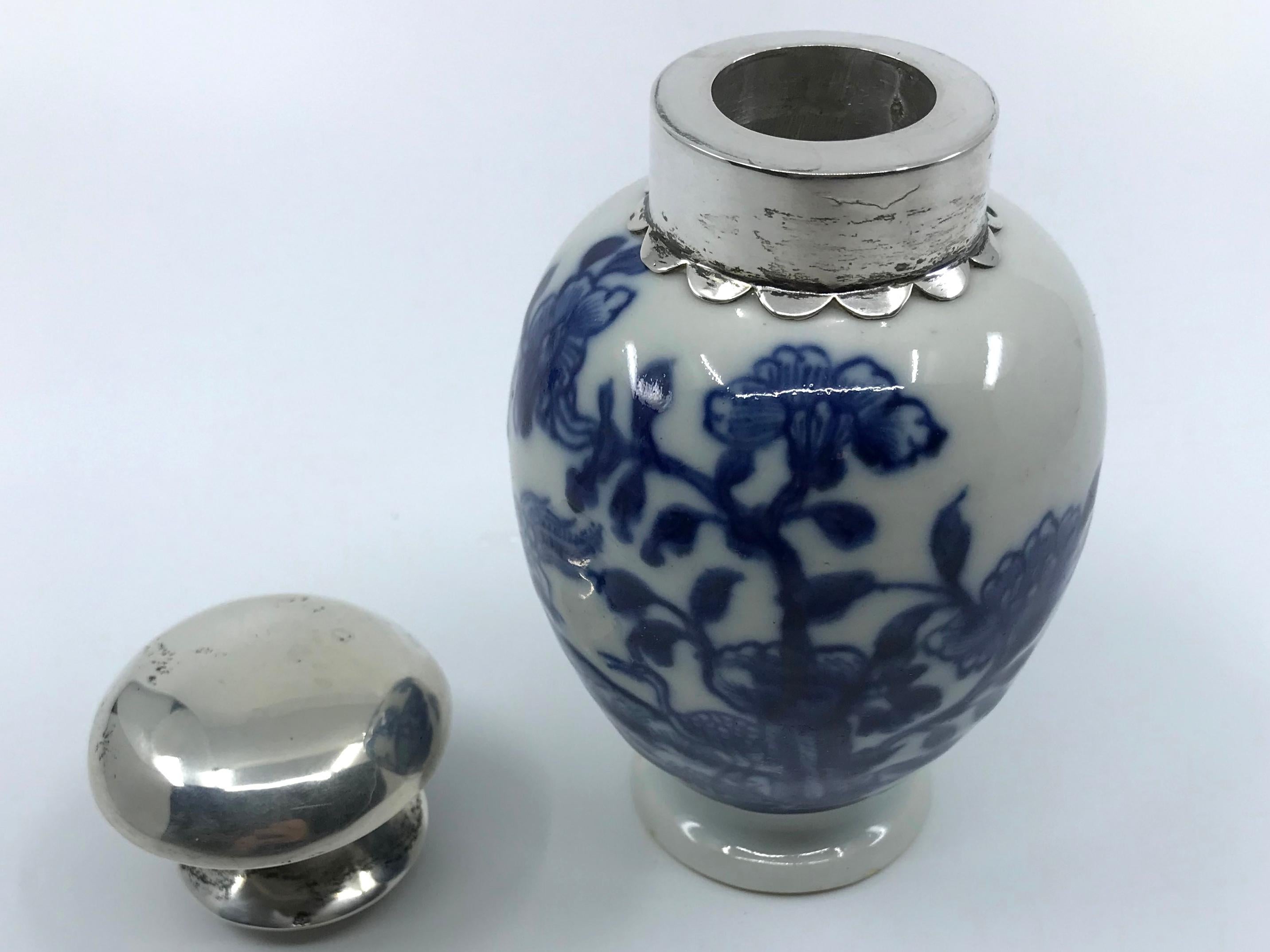 Blue and White Kang-xi Tea Caddy with Silver Stopper In Good Condition For Sale In New York, NY