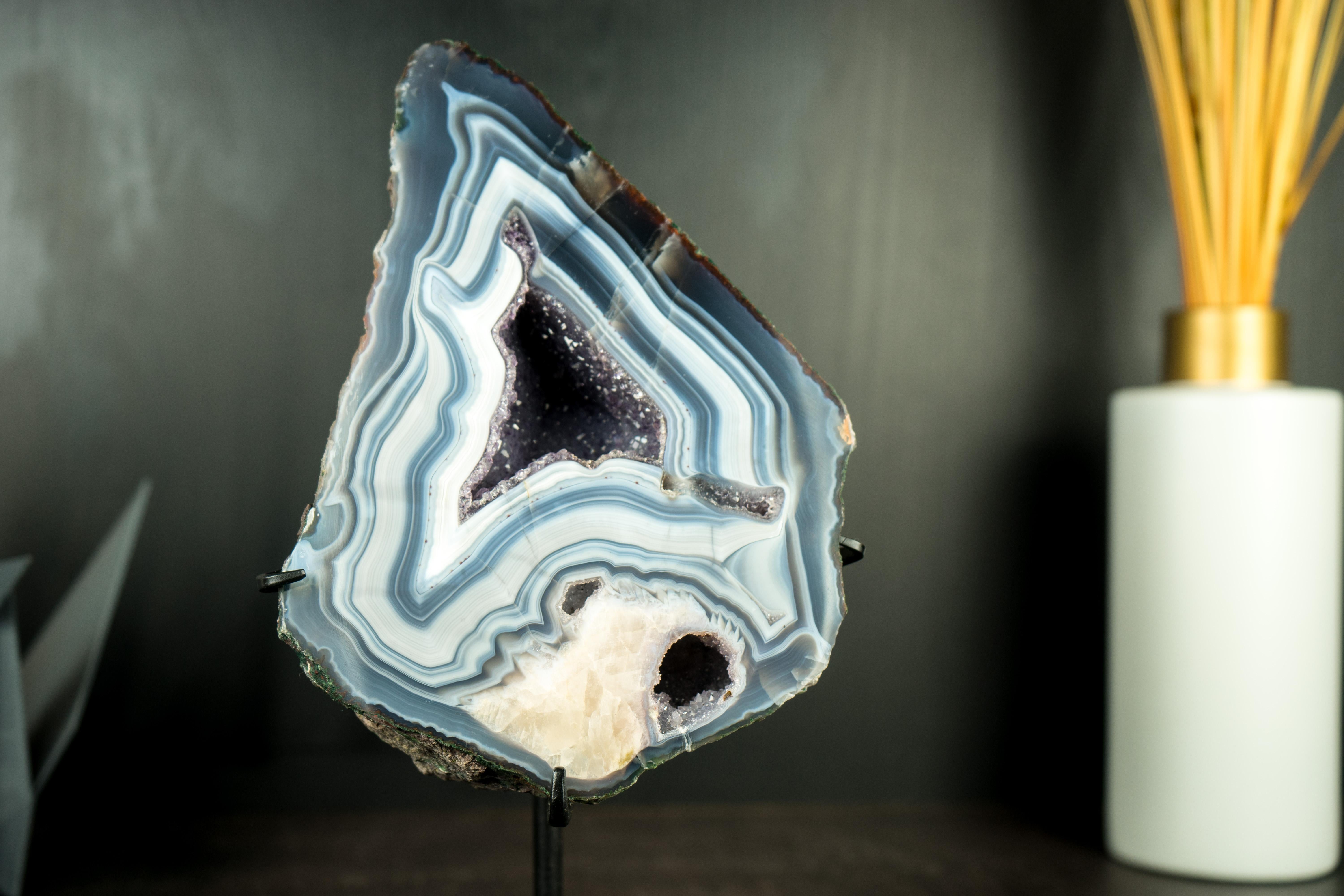 Geode di agata blu e bianca con inclusione di fiori di calcite: Un'agata rara in vendita 4