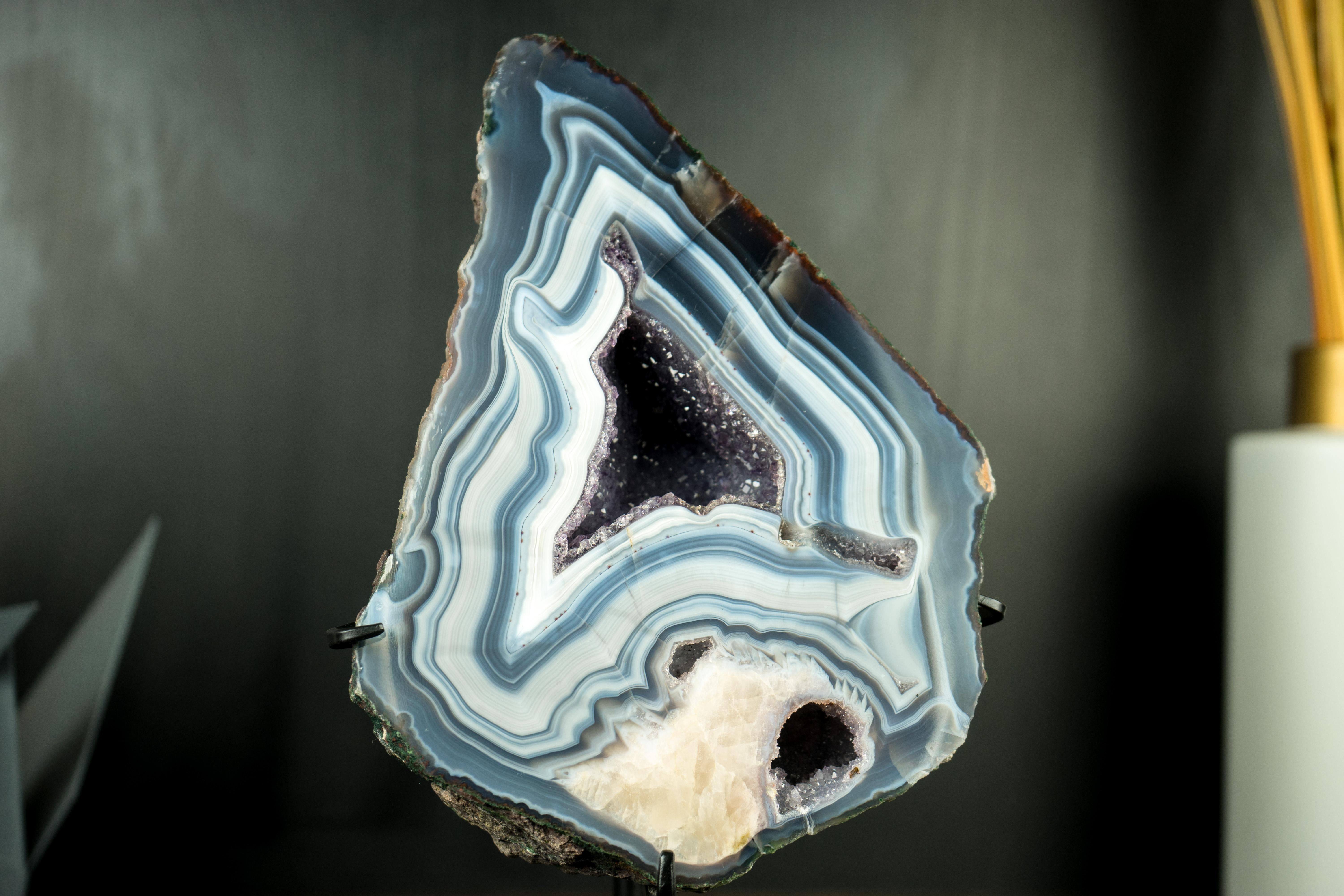 Geode di agata blu e bianca con inclusione di fiori di calcite: Un'agata rara in vendita 6