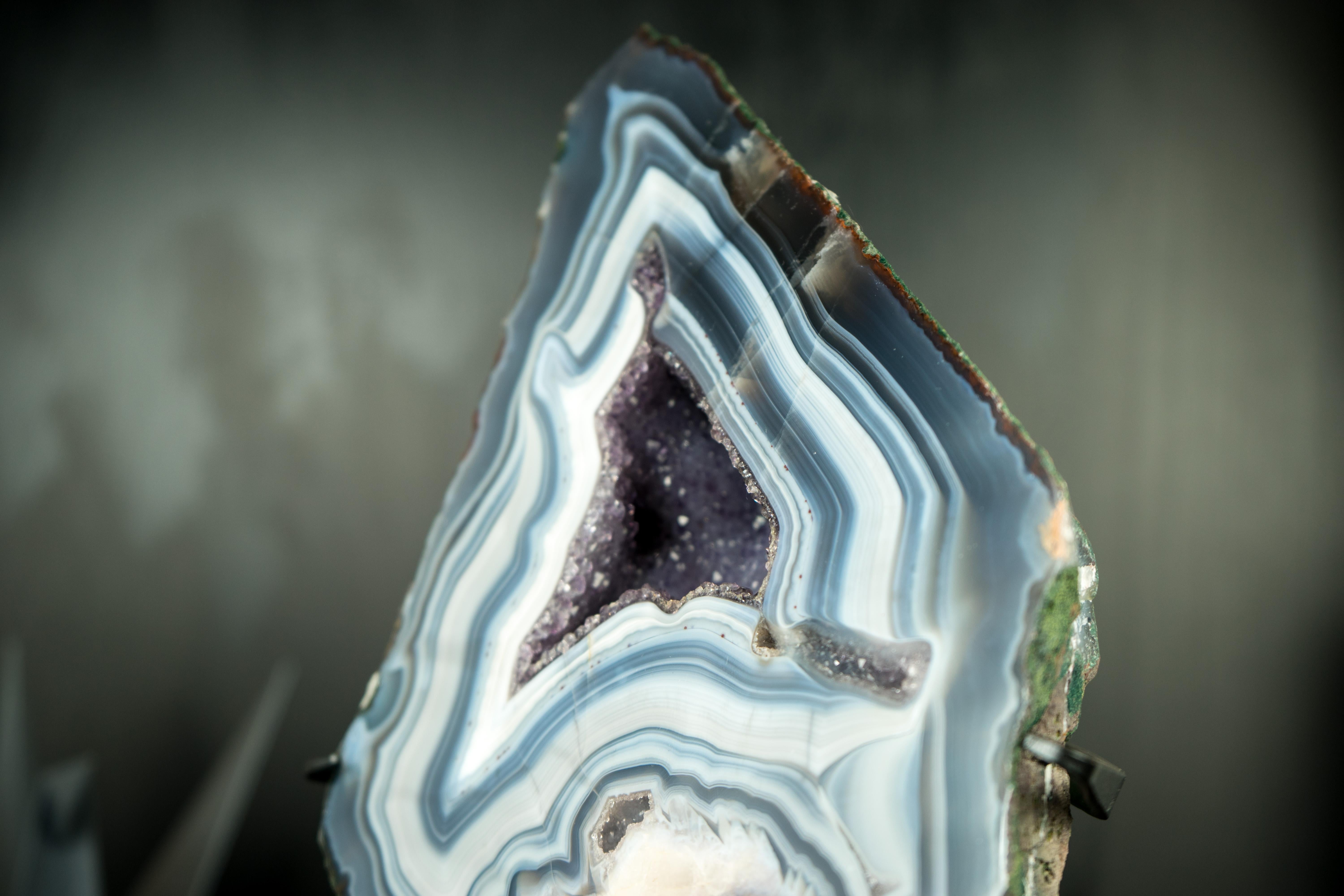 Blue and White Lace Agate Geode with Calcite Flower Inclusion: A Rare Agate In New Condition For Sale In Ametista Do Sul, BR