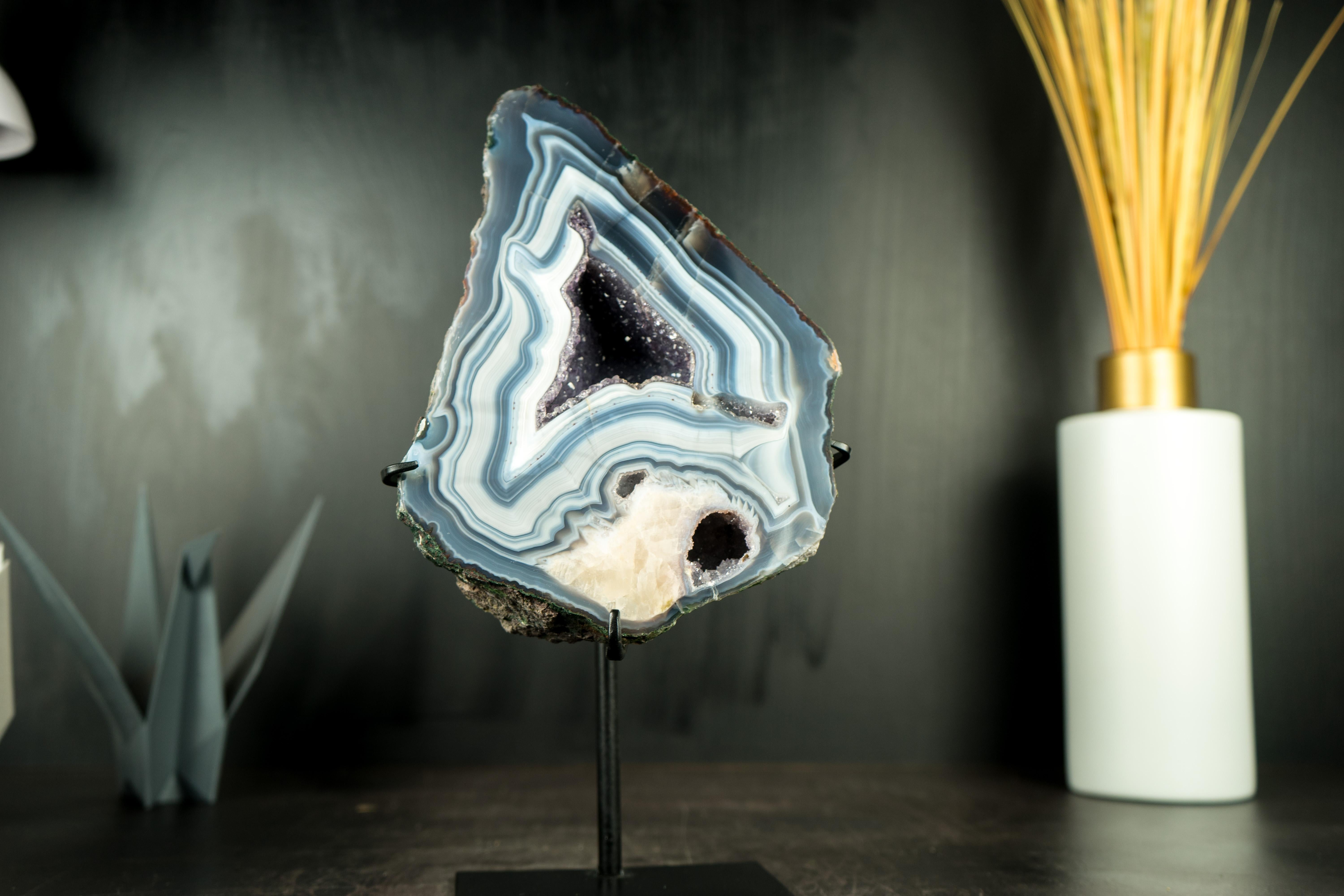 Geode di agata blu e bianca con inclusione di fiori di calcite: Un'agata rara in vendita 3