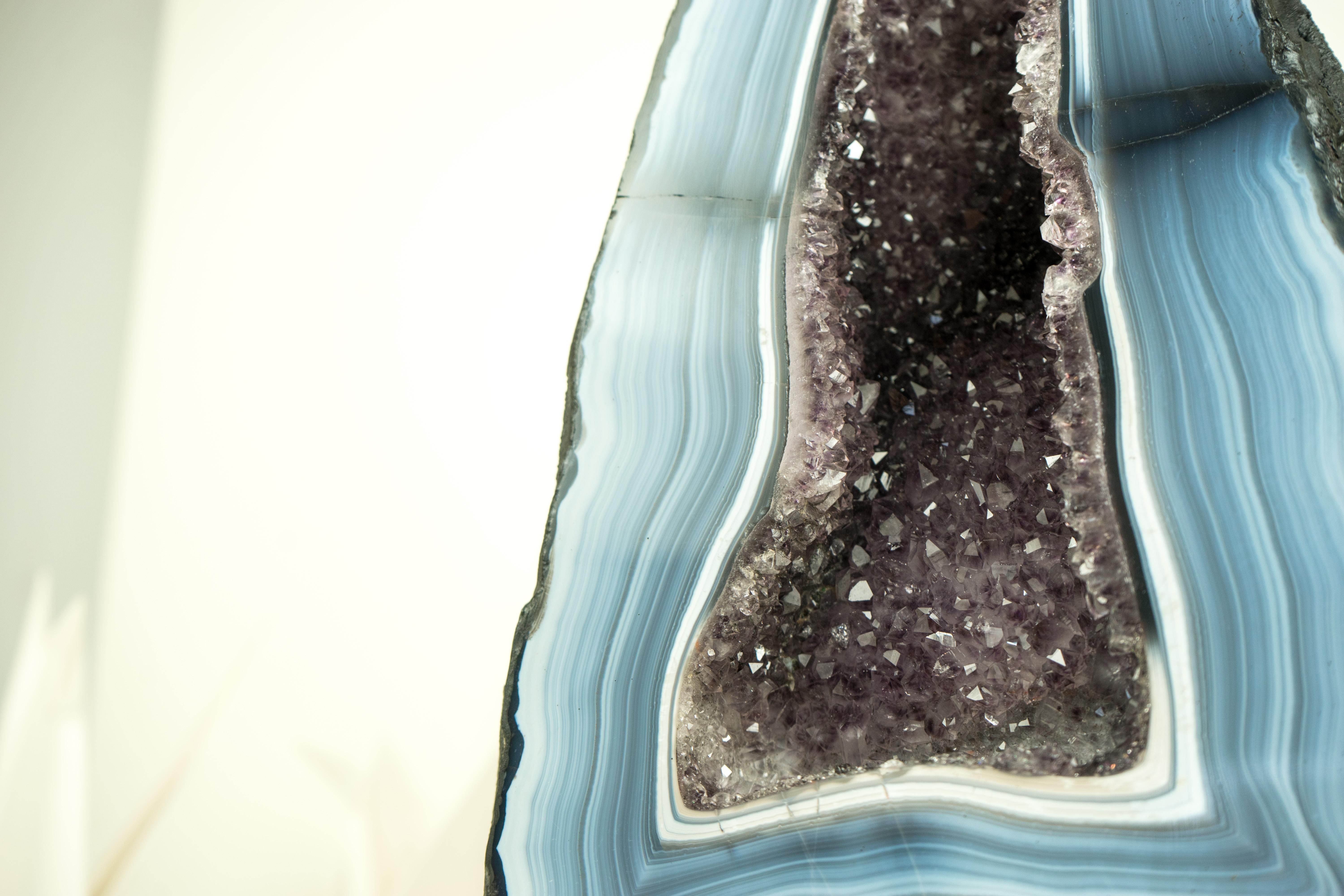 Brasiliano Geode di Agata Pizzo blu e bianco con disegni a strisce unici e Druzy di Ametista in vendita