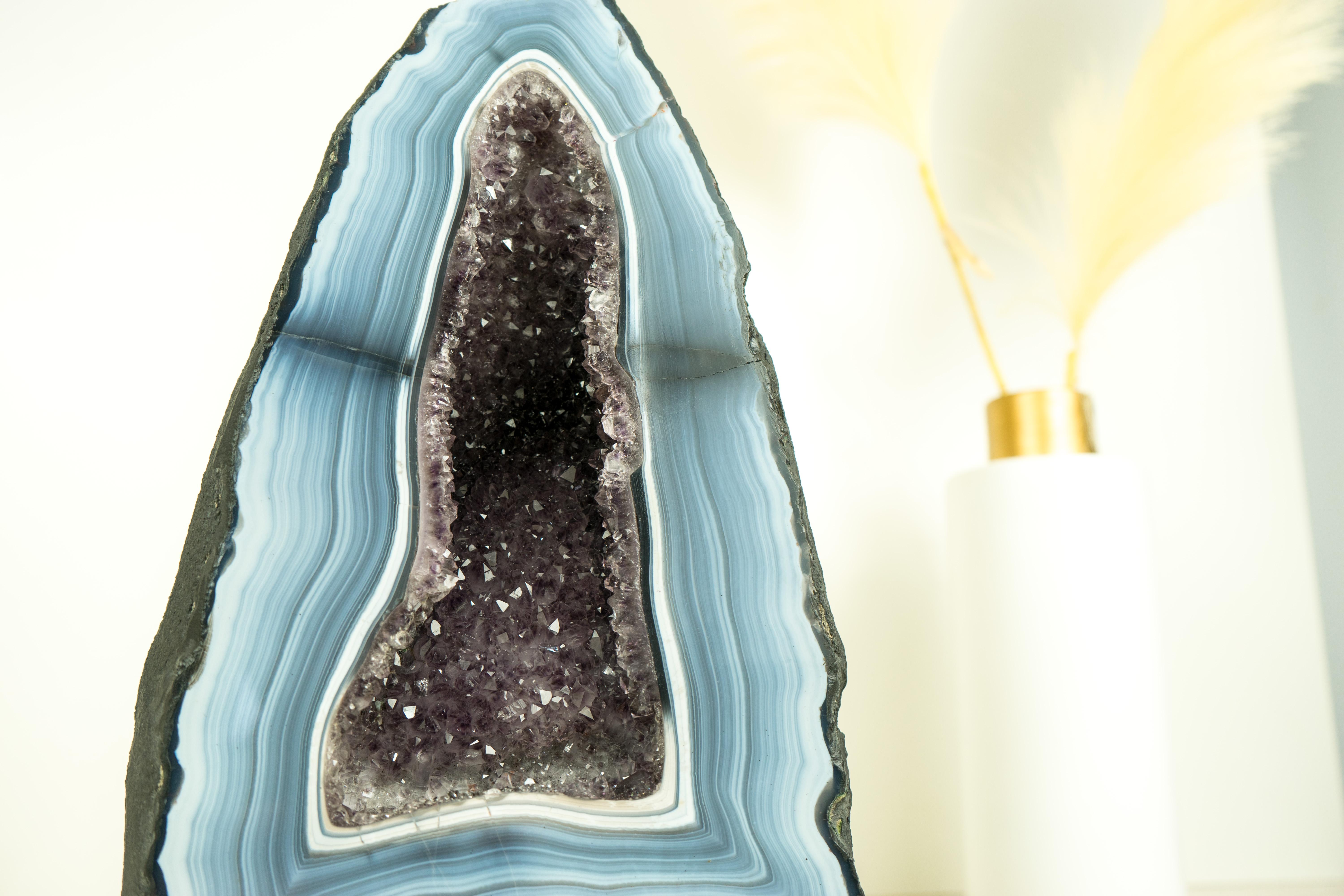 XXI secolo e contemporaneo Geode di Agata Pizzo blu e bianco con disegni a strisce unici e Druzy di Ametista in vendita