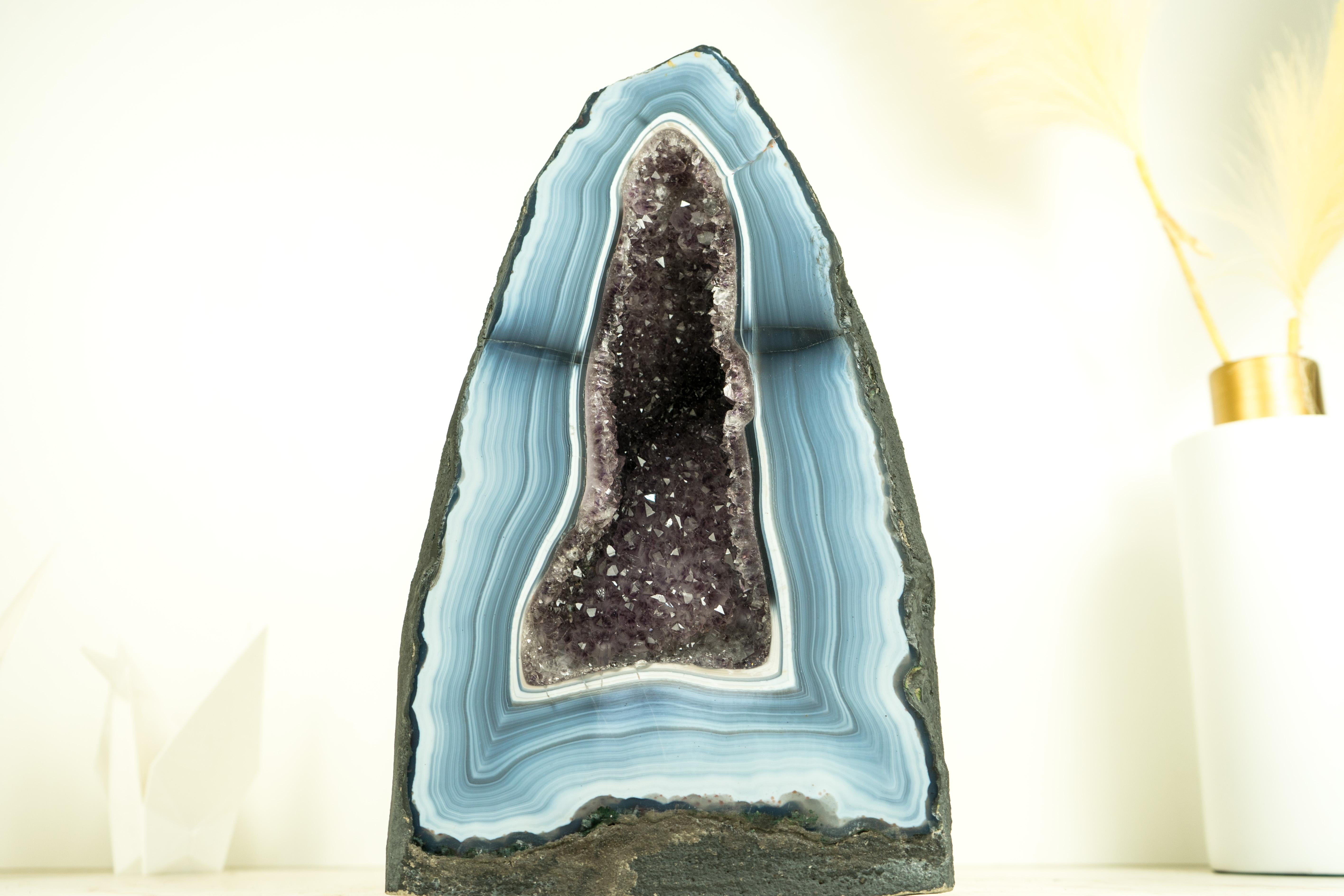 Cristallo Geode di Agata Pizzo blu e bianco con disegni a strisce unici e Druzy di Ametista in vendita
