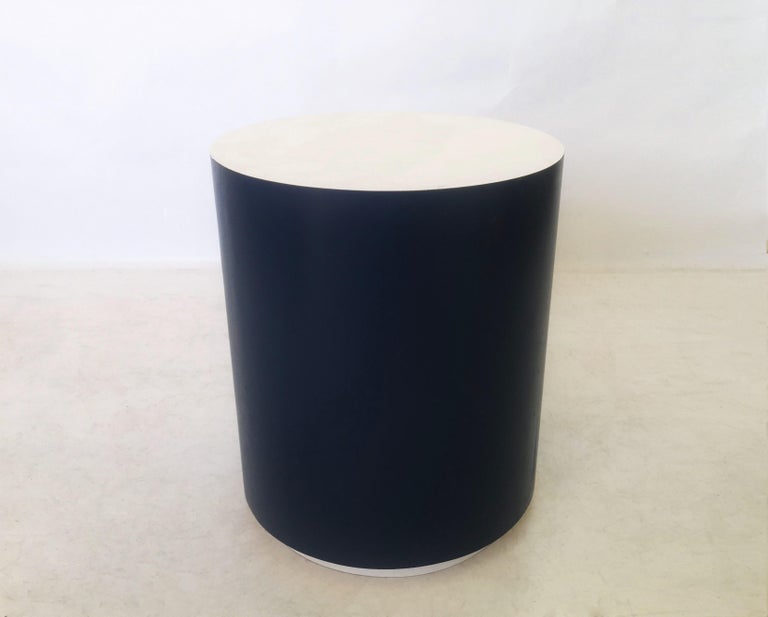 An eye-catching cylinder shaped side or drinks table. Table is freshly featuring a navy blue exterior with contrasting white plinth base and top. Table adds the perfect pop of color to any space. Would looks perfect in a modern or midcentury