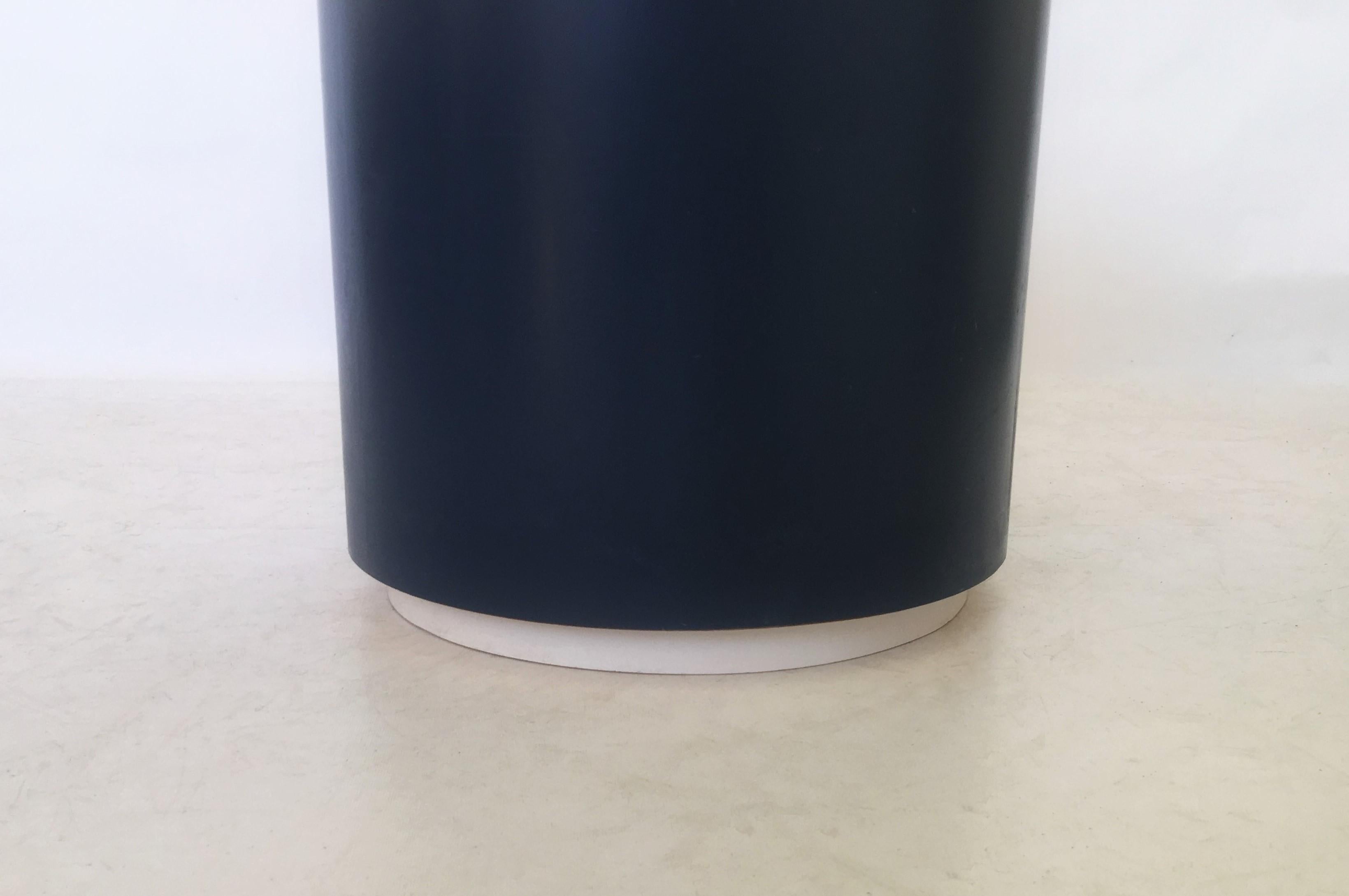 Table d'appoint tambour moderne laquée bleue et blanche Bon état - En vente à Dallas, TX