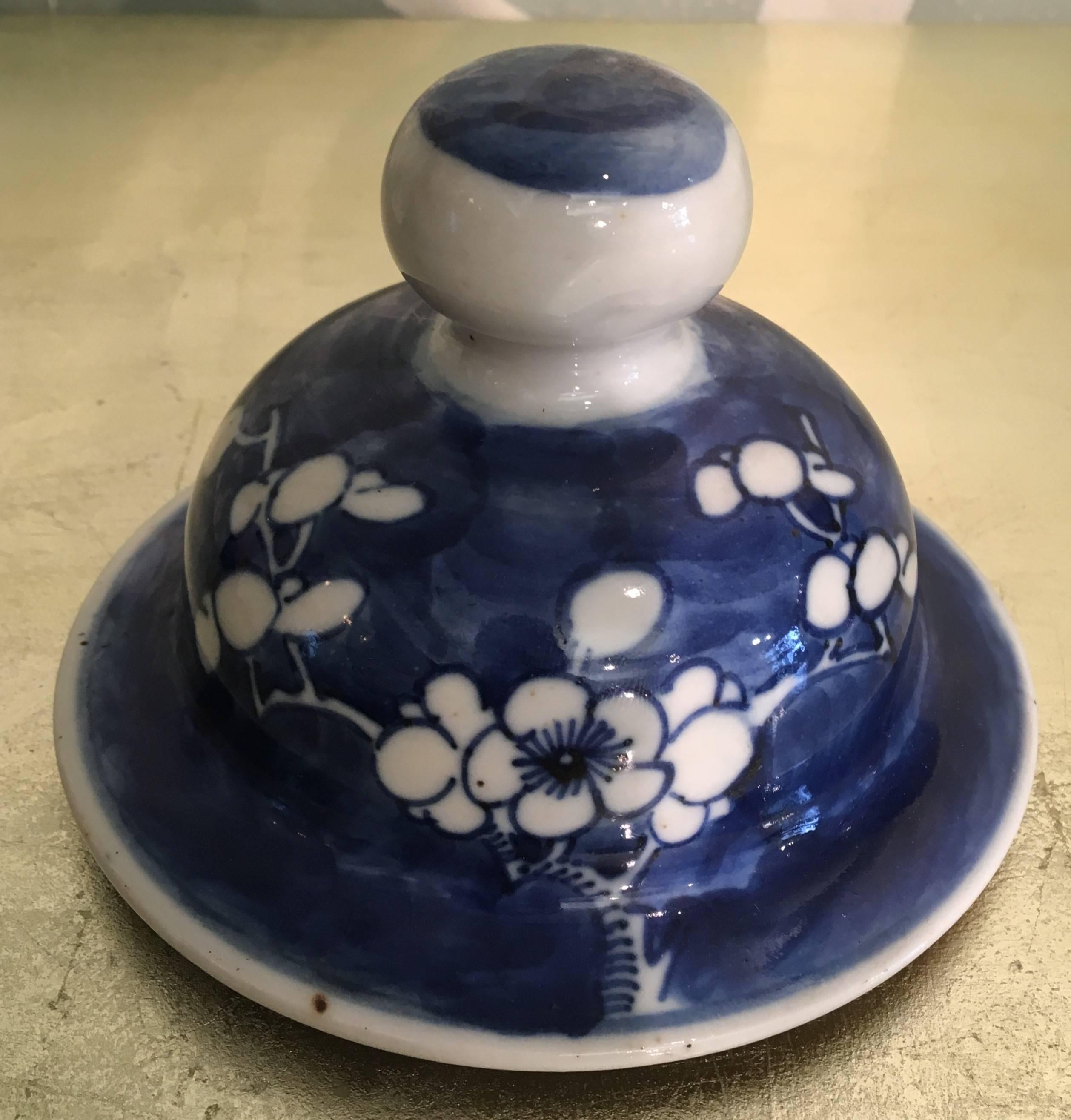 Blue and White Lidded Jar In Good Condition For Sale In New York, NY
