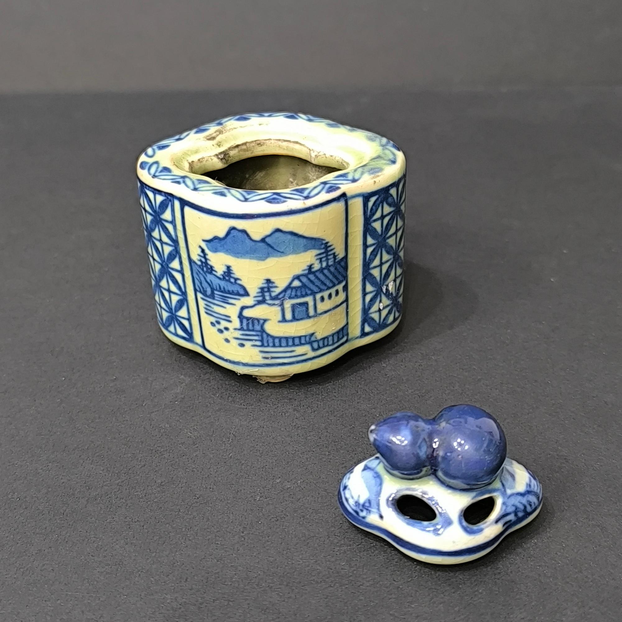 Vase à brûler en porcelaine à couvercle bleu et blanc - Asie de l'Est, début du XXe siècle en vente 2