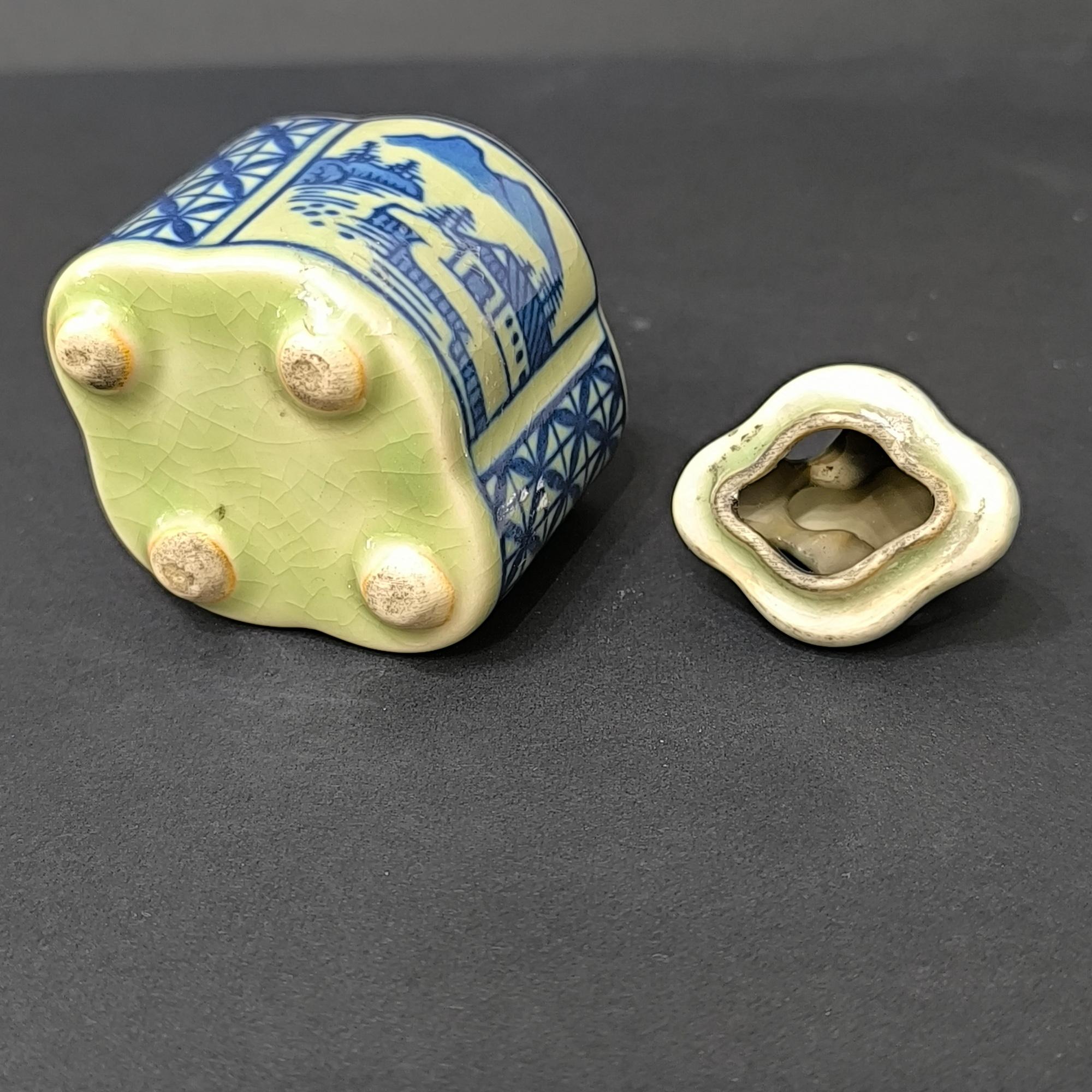 Vase à brûler en porcelaine à couvercle bleu et blanc - Asie de l'Est, début du XXe siècle en vente 3
