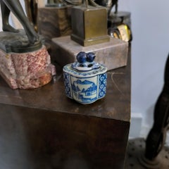 Bruciatore in porcellana con coperchio blu e bianco - Asia orientale, inizio XX secolo
