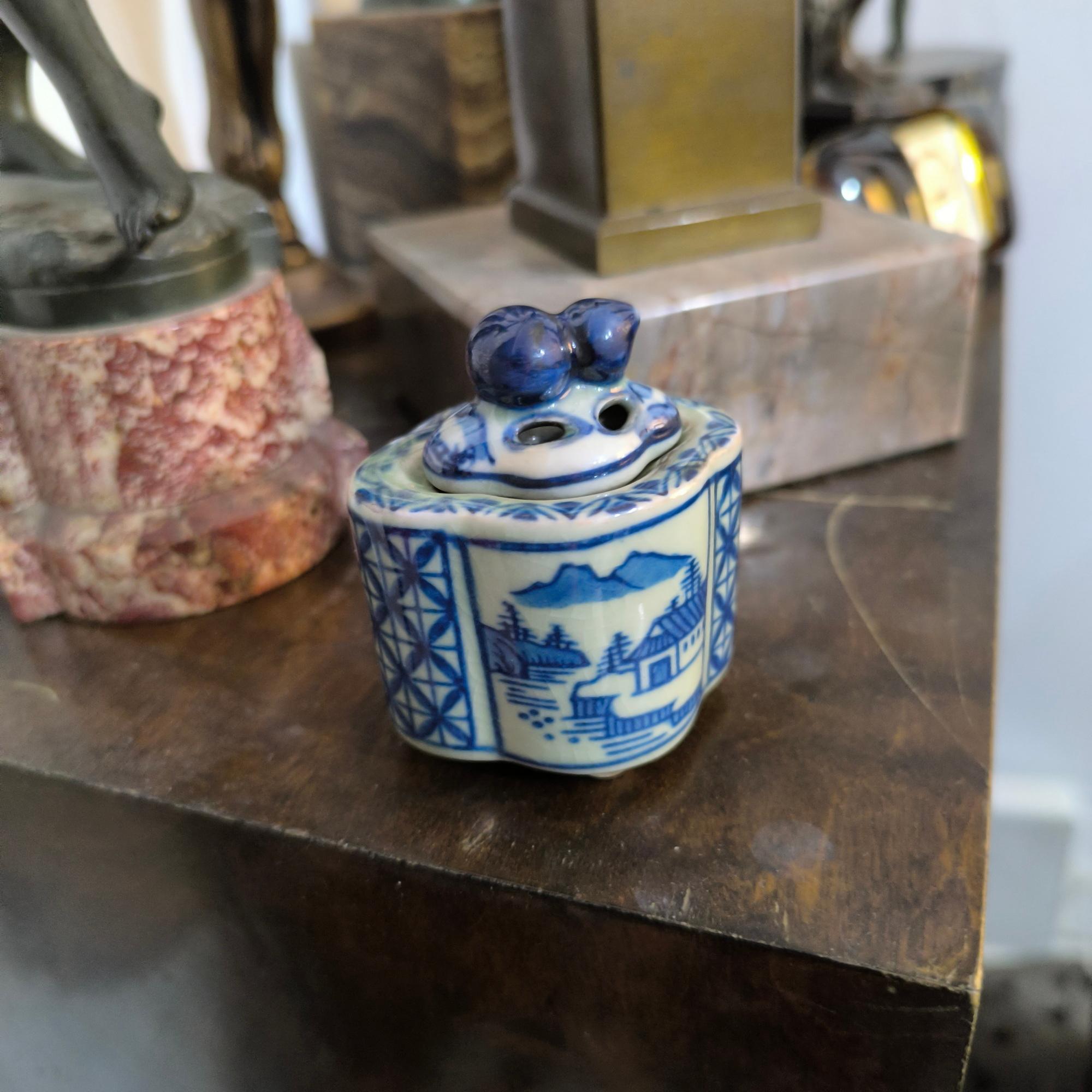 Meiji Vase à brûler en porcelaine à couvercle bleu et blanc - Asie de l'Est, début du XXe siècle en vente