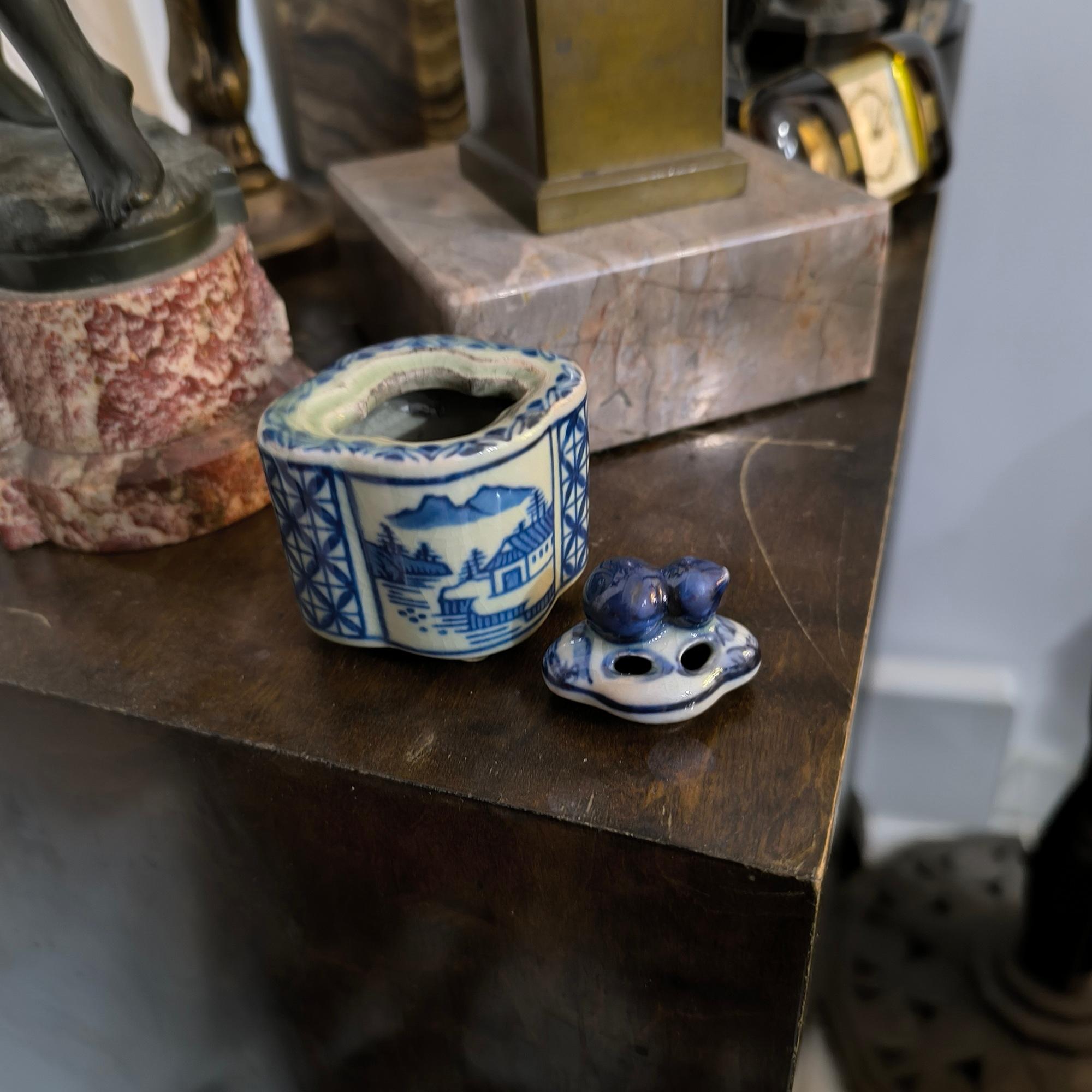 Asiatique Vase à brûler en porcelaine à couvercle bleu et blanc - Asie de l'Est, début du XXe siècle en vente
