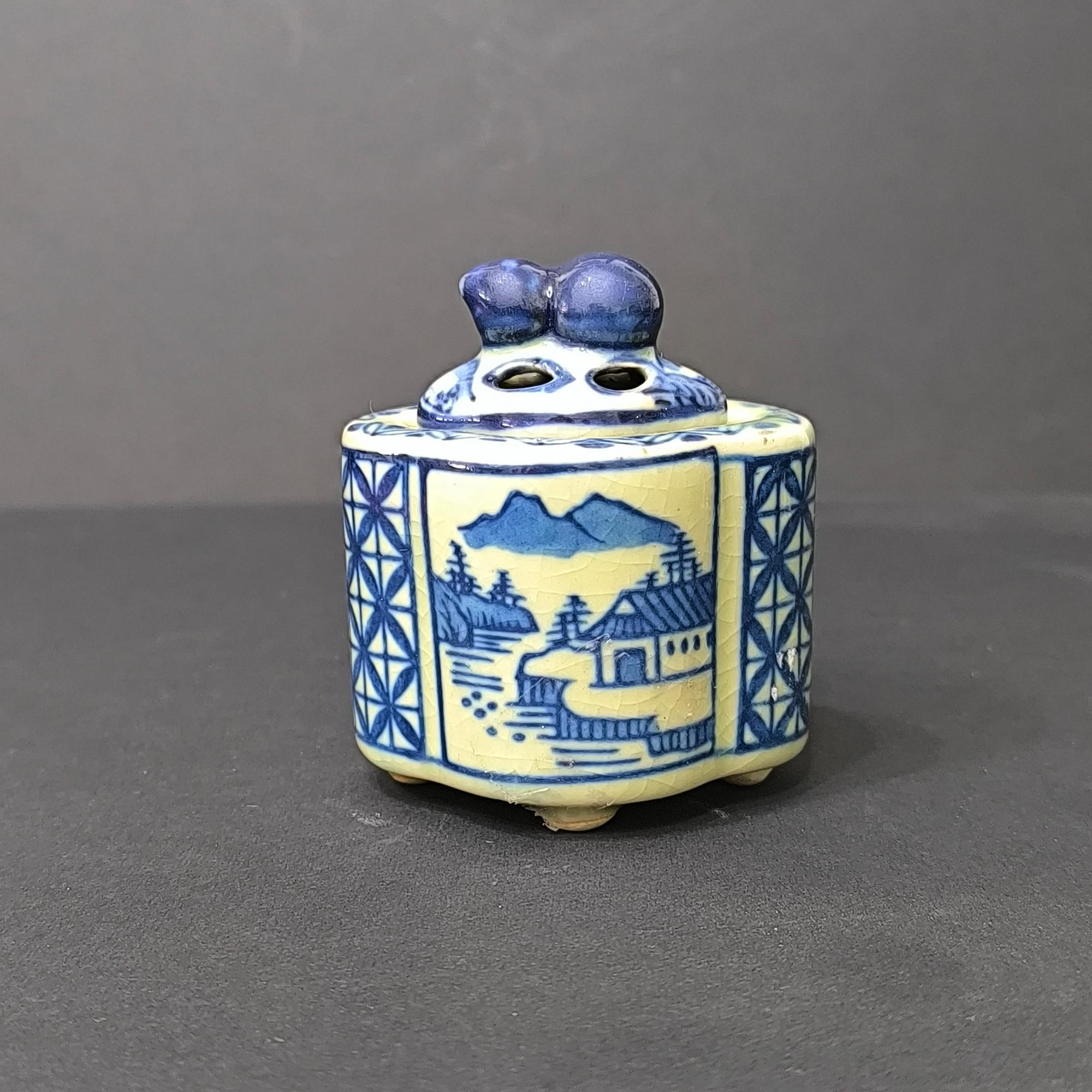Vernissé Vase à brûler en porcelaine à couvercle bleu et blanc - Asie de l'Est, début du XXe siècle en vente