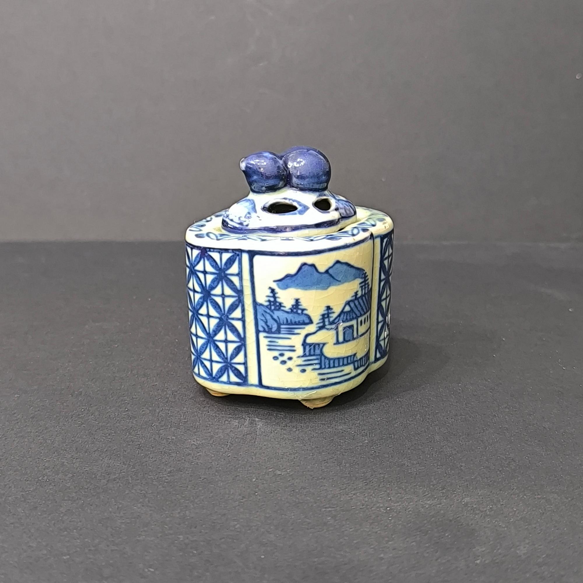 Vase à brûler en porcelaine à couvercle bleu et blanc - Asie de l'Est, début du XXe siècle Bon état - En vente à Bochum, NRW