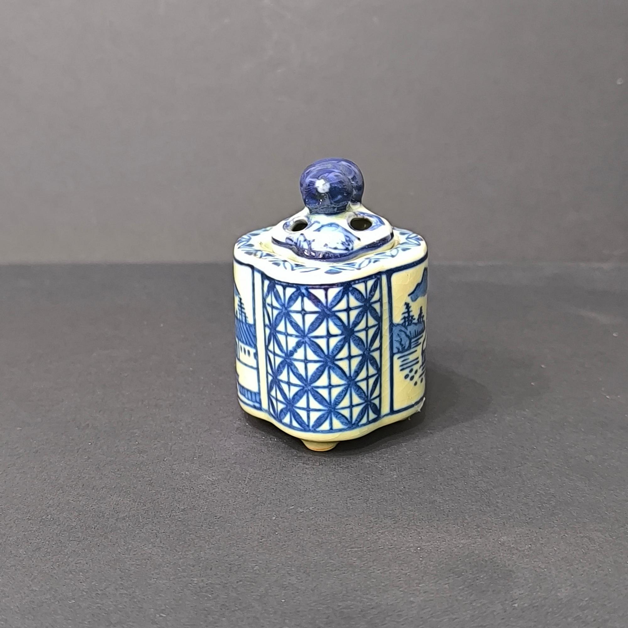 20ième siècle Vase à brûler en porcelaine à couvercle bleu et blanc - Asie de l'Est, début du XXe siècle en vente